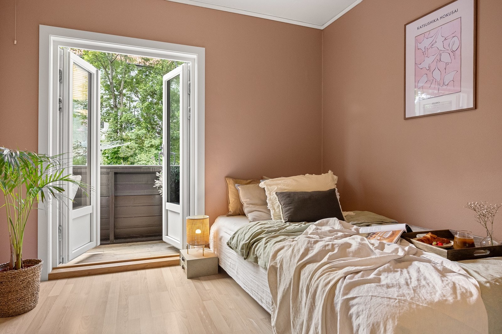 Fra soverommet har man utgang til herlig vestvendt altan på 3 m². Galleribilde