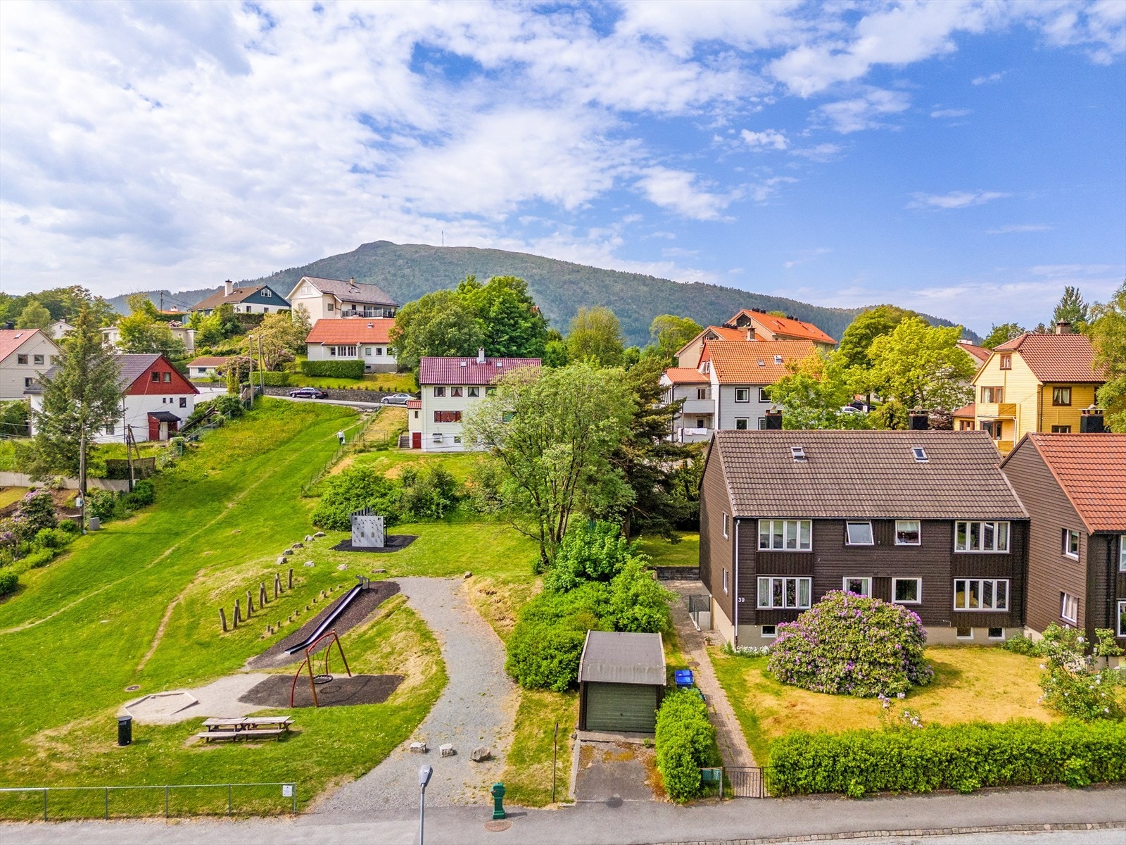 Med denne beliggenheten har man et stort utvalg av skoler i gangavstand fra boligen. Galleribilde