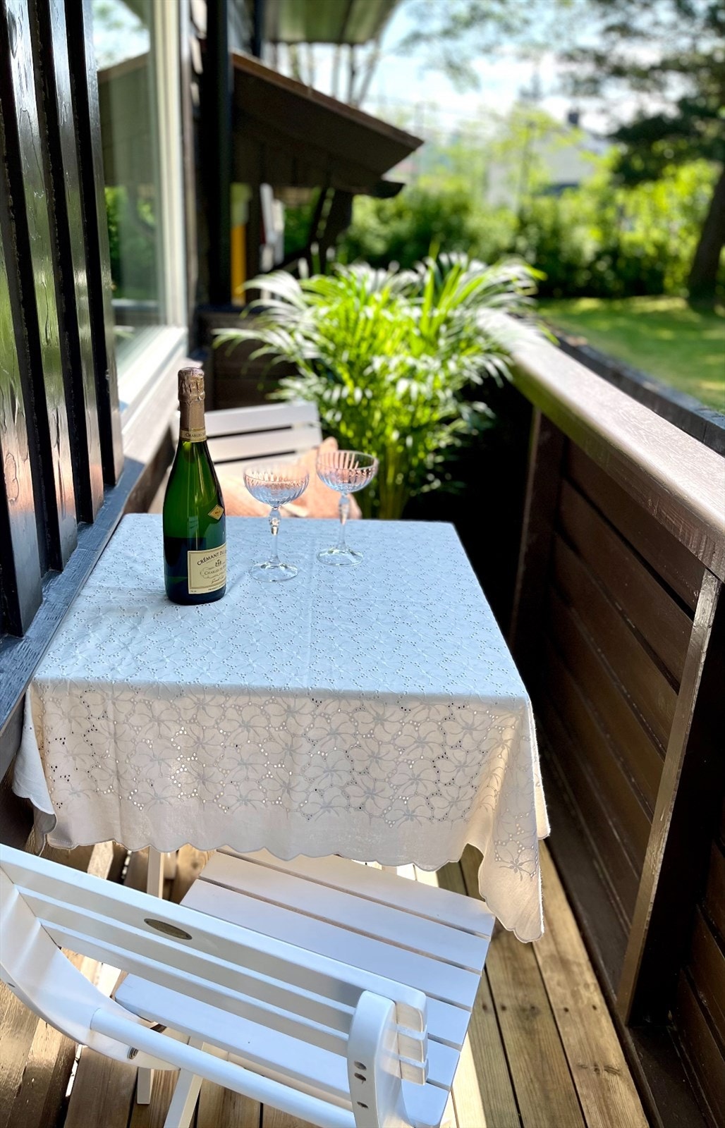 Her kan man sitte og nyte flott utsikt over fellesarealet med gode sol- og utsiktsforhold. Galleribilde