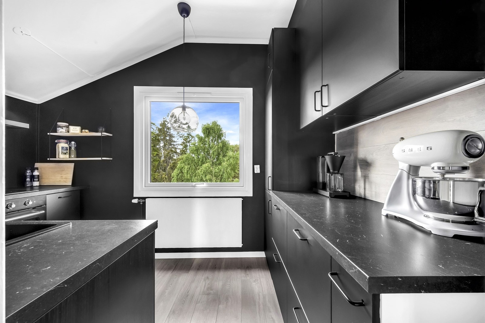 Lekkert Ikea-kjøkken fra 2019 med god skap- og benkeplass. Galleribilde