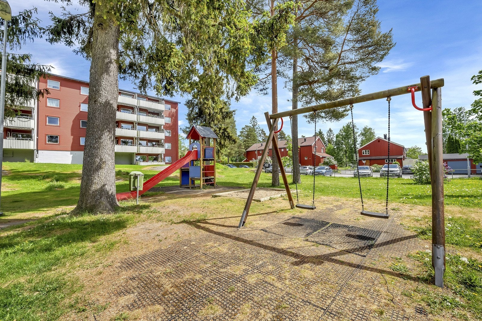 Borettslagets tomt er pent opparbeidet med blant annet asfalterte internveier, grøntarealer, diverse beplantning, busker, trær, sittegrupper og lekeareal for de minste. Galleribilde