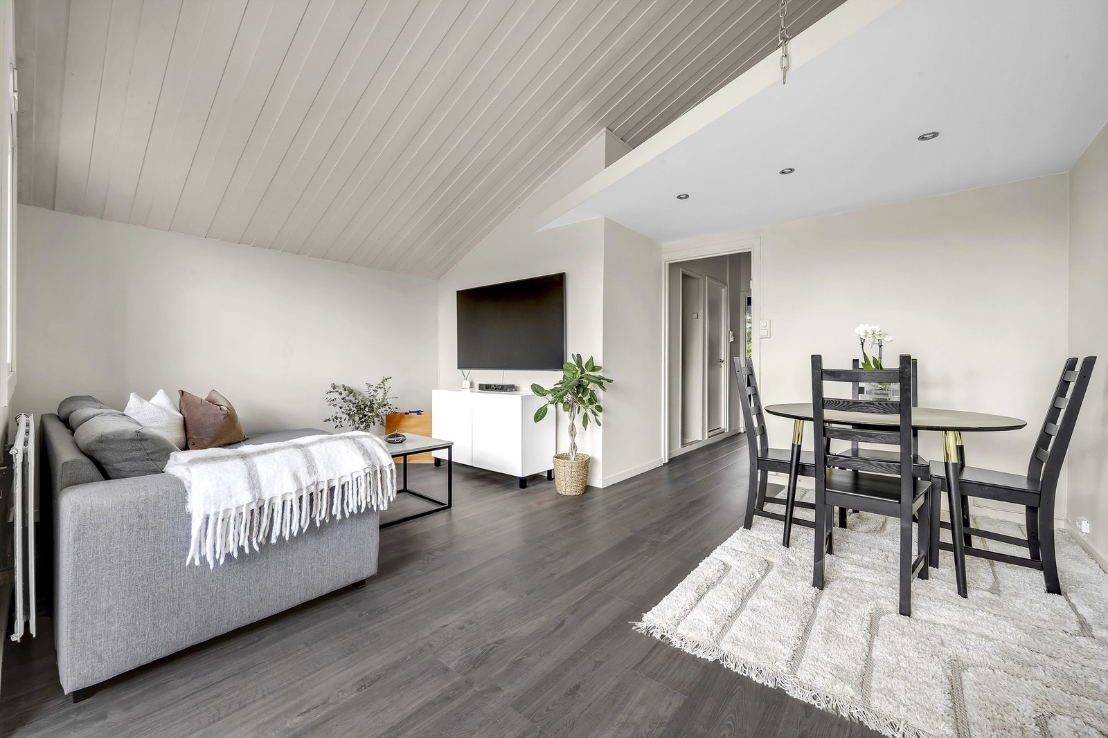 Stuen har også en naturlig og fin plass for å innrede med et spisebord. Galleribilde