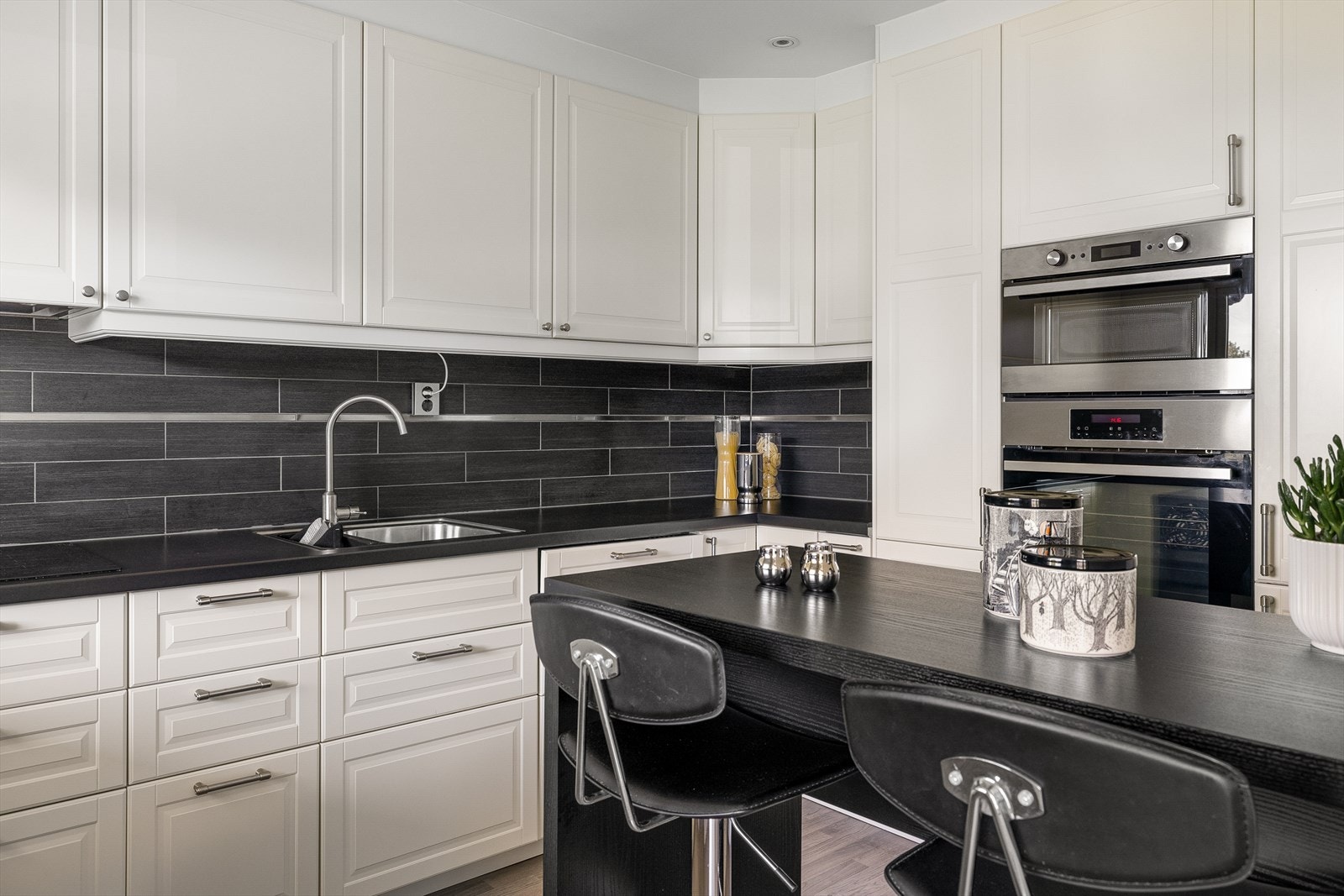 Det er benyttet fliser på vegg over benkeplaten. Galleribilde