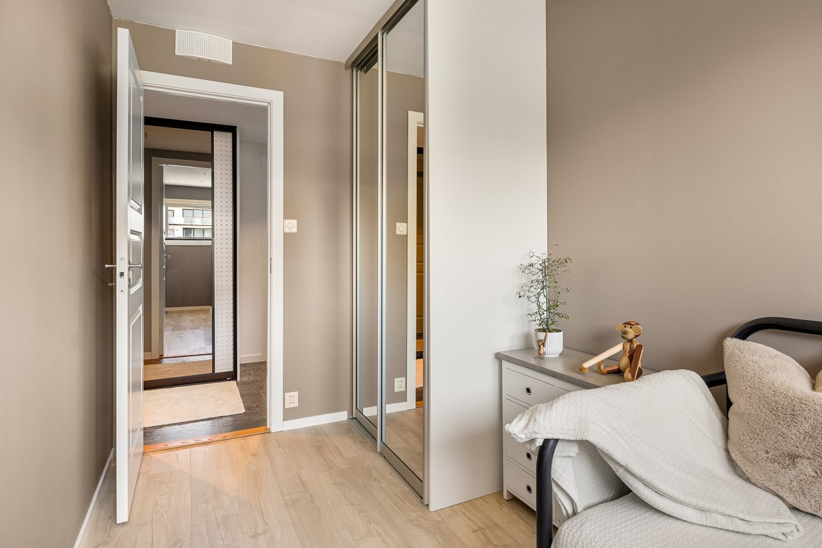 Her er det også god oppbevaringsplass i skyvedørsgarderobe. Galleribilde