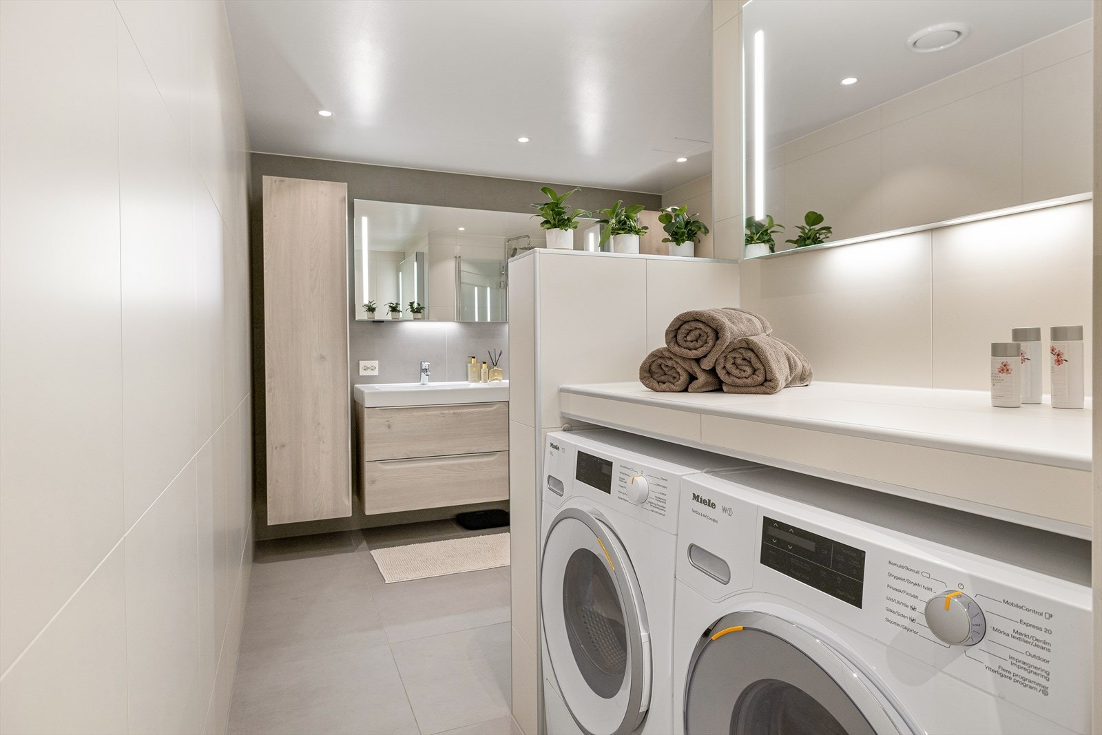 Badet har også en praktisk vaskeromsdel hvor det er opplegg for vaskemaskin og tørketrommel i nisje. Galleribilde