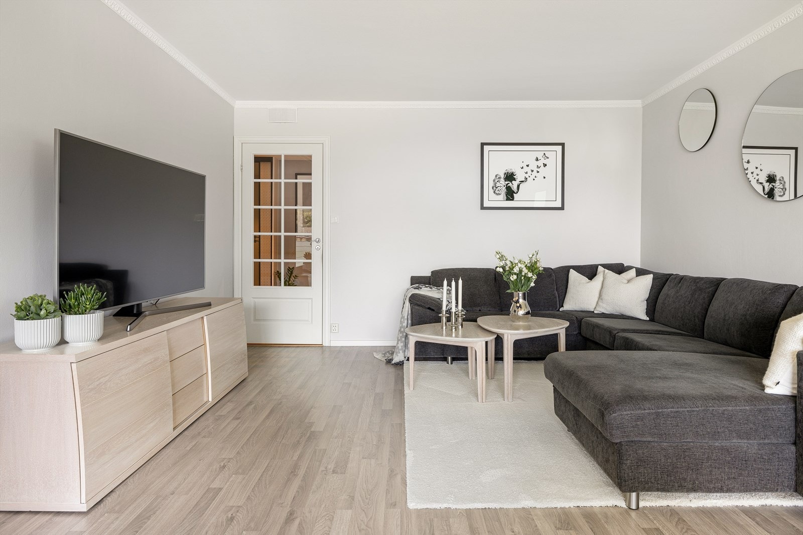 Stuen lar seg enkelt innrede med både sofagruppe, TV-møbel og spisebord. Galleribilde