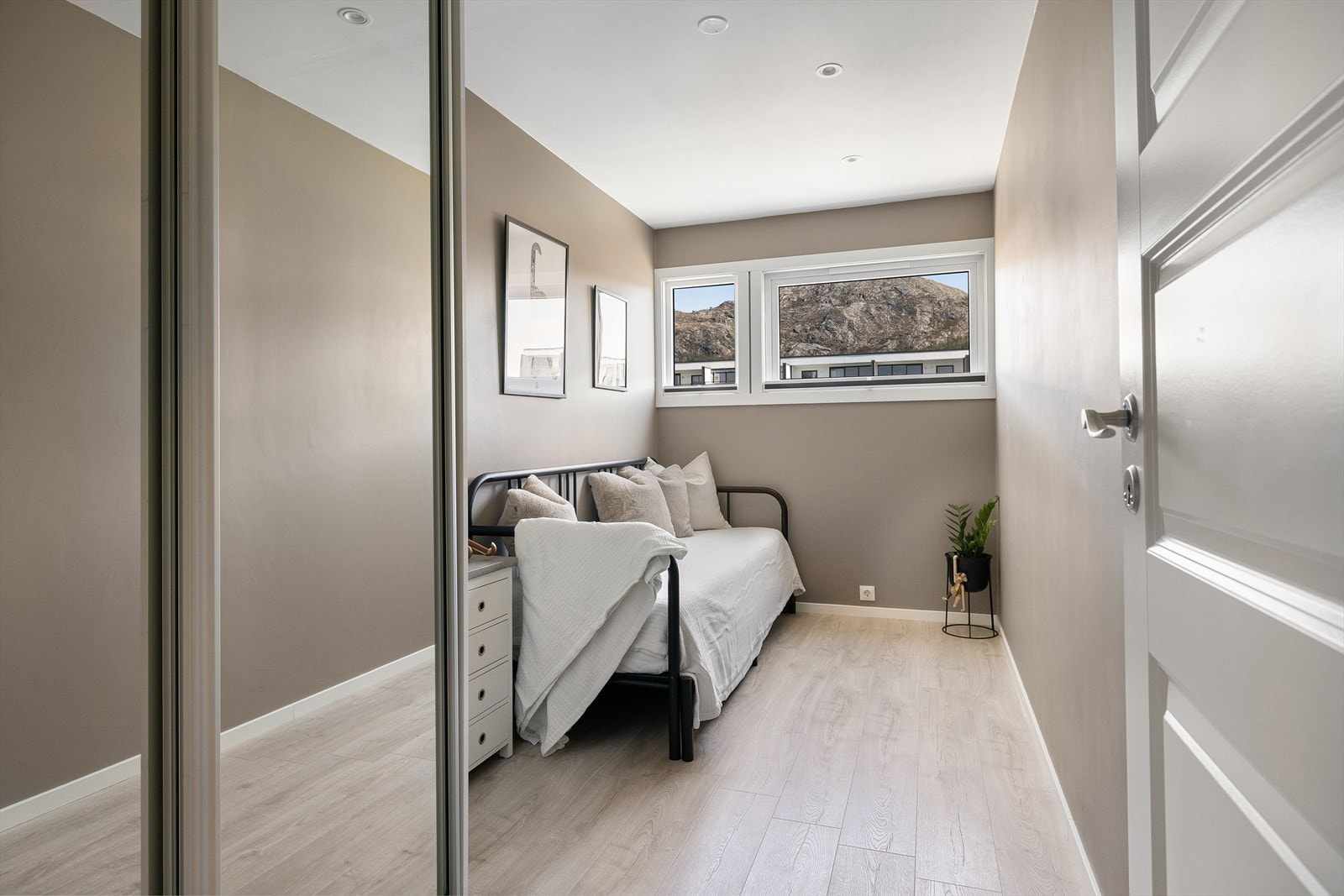 Soverom 3 lar seg enkelt møblere med stor seng og nattbord. Galleribilde