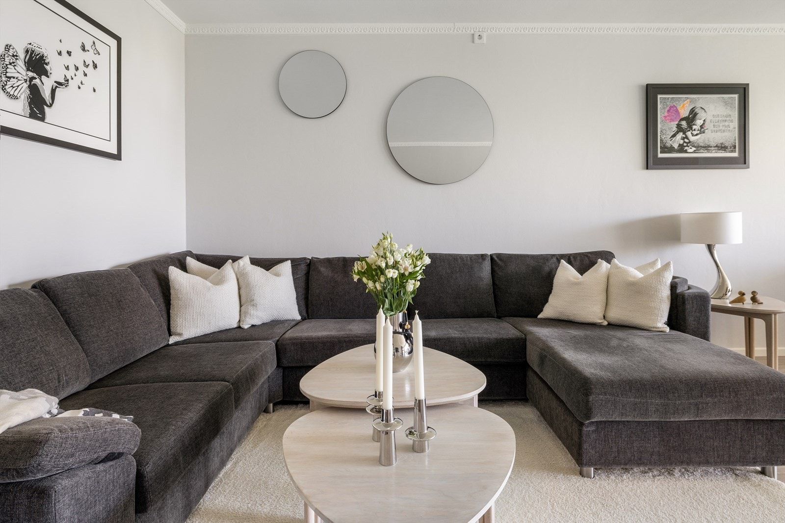 Vegg - og himlingsflater er malt i 2024, i behagelige delikate farger som harmonerer pent med gulvet. Galleribilde