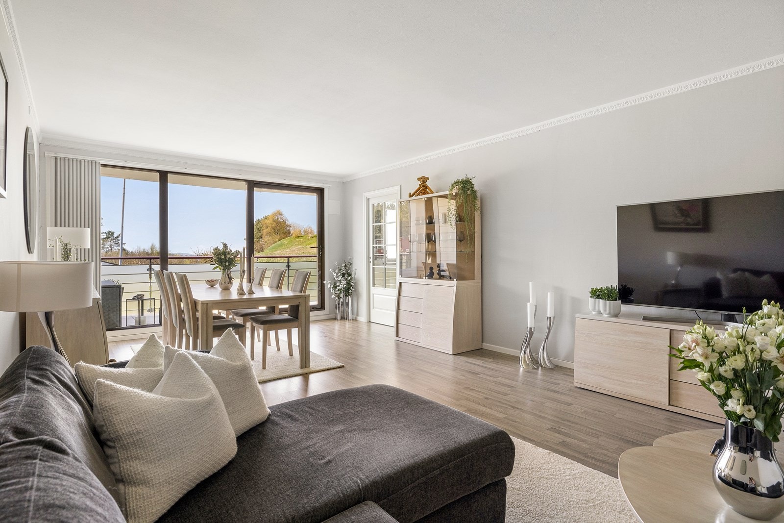 Store vindusflater gir rikelig med lysinnslipp og en luftig atmosfære i tillegg til flott utsikt over nærområdet. Galleribilde