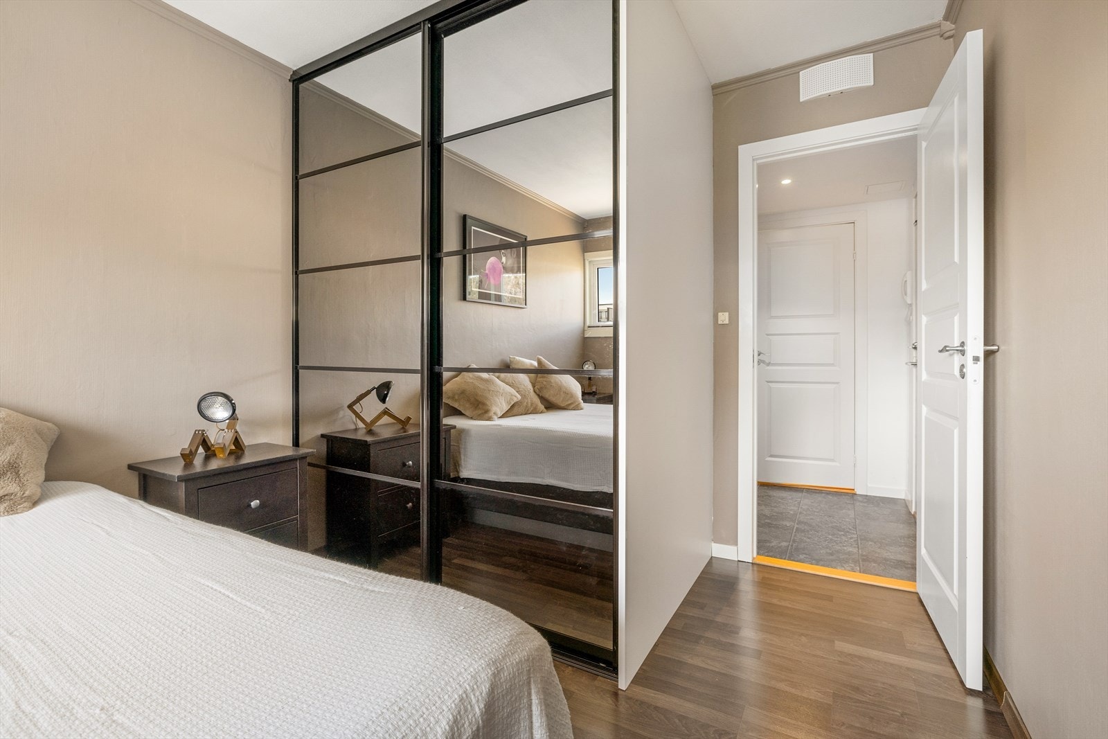 Det er utstyrt med en stor skyvedørsgarderobe. Galleribilde