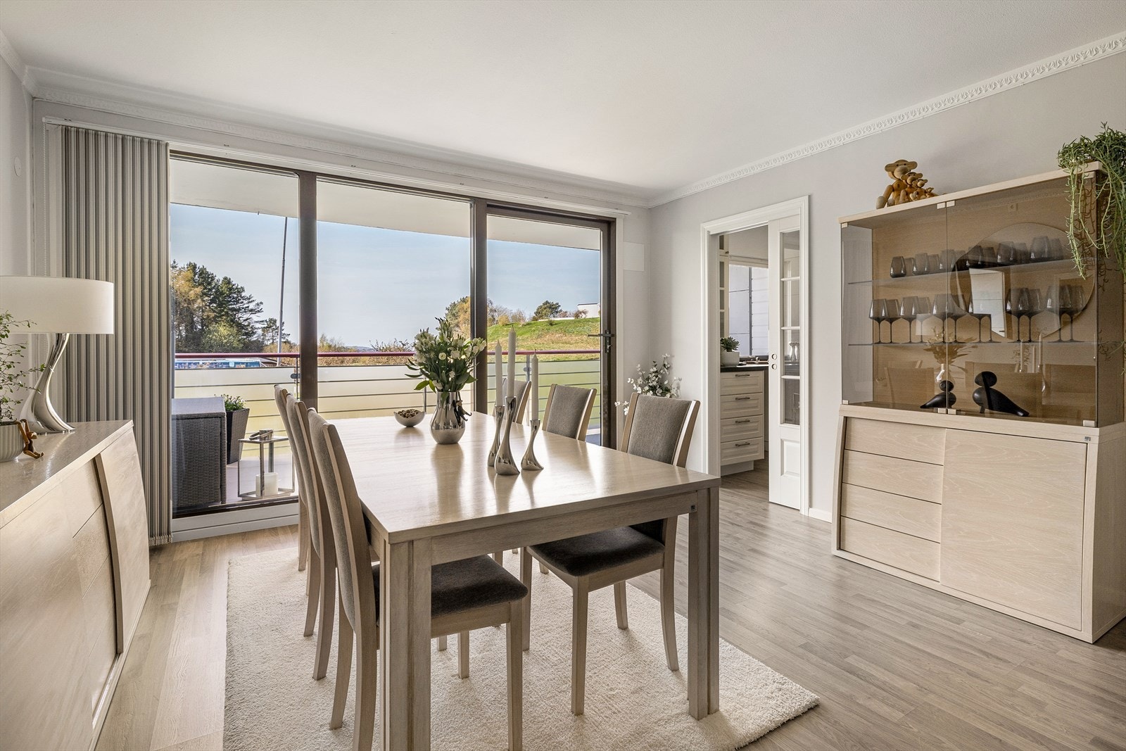 Fra stuen er det utgang til balkongen. Galleribilde