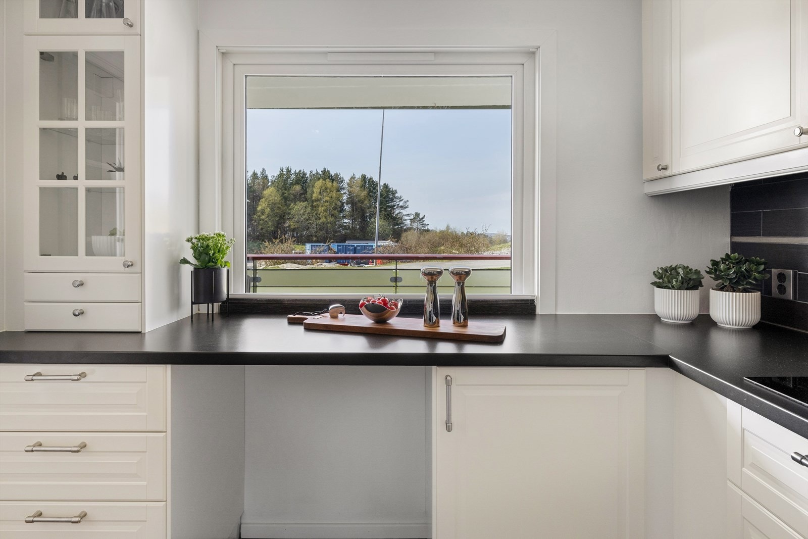 Her er rikelig med skap - og benkeplass for matlaging og oppbevaring. Galleribilde