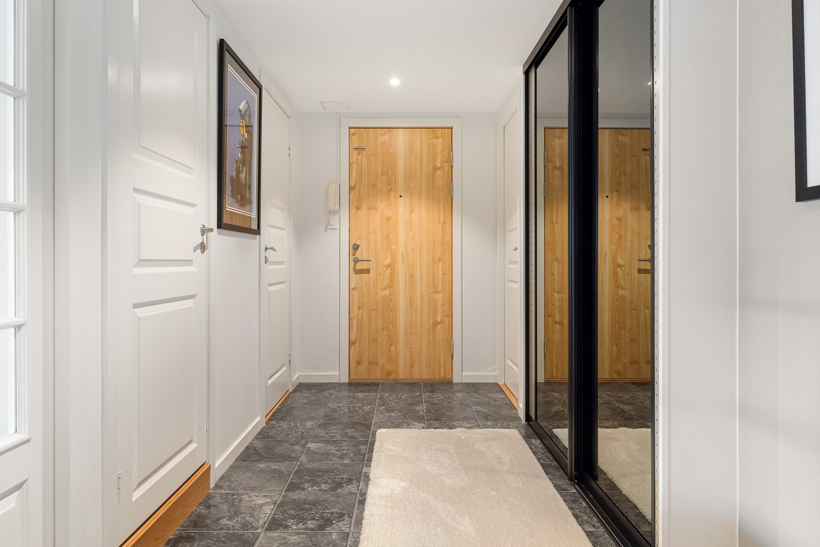 I enden av ganger ligger en praktisk bod hvor det er god plass til oppbevaring. Galleribilde