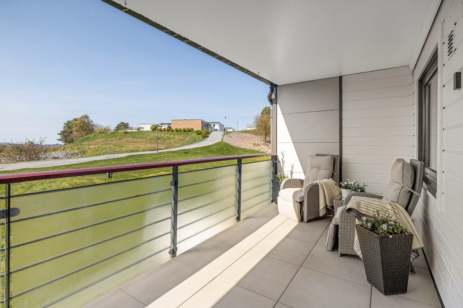 En flott og innholdsrik 4-roms leilighet med stor balkong og garasjeplass med elbillader. Galleribilde