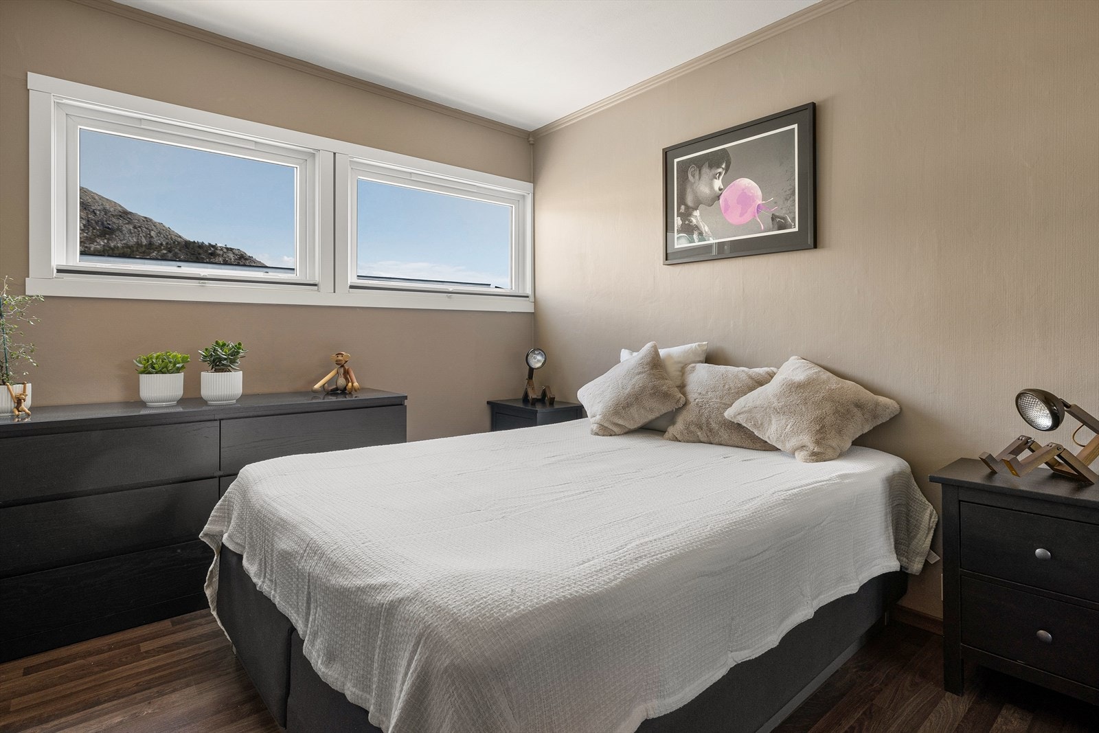 Hovedsoverommet er lyst og luftig med god plass til ønsket møblering. Galleribilde