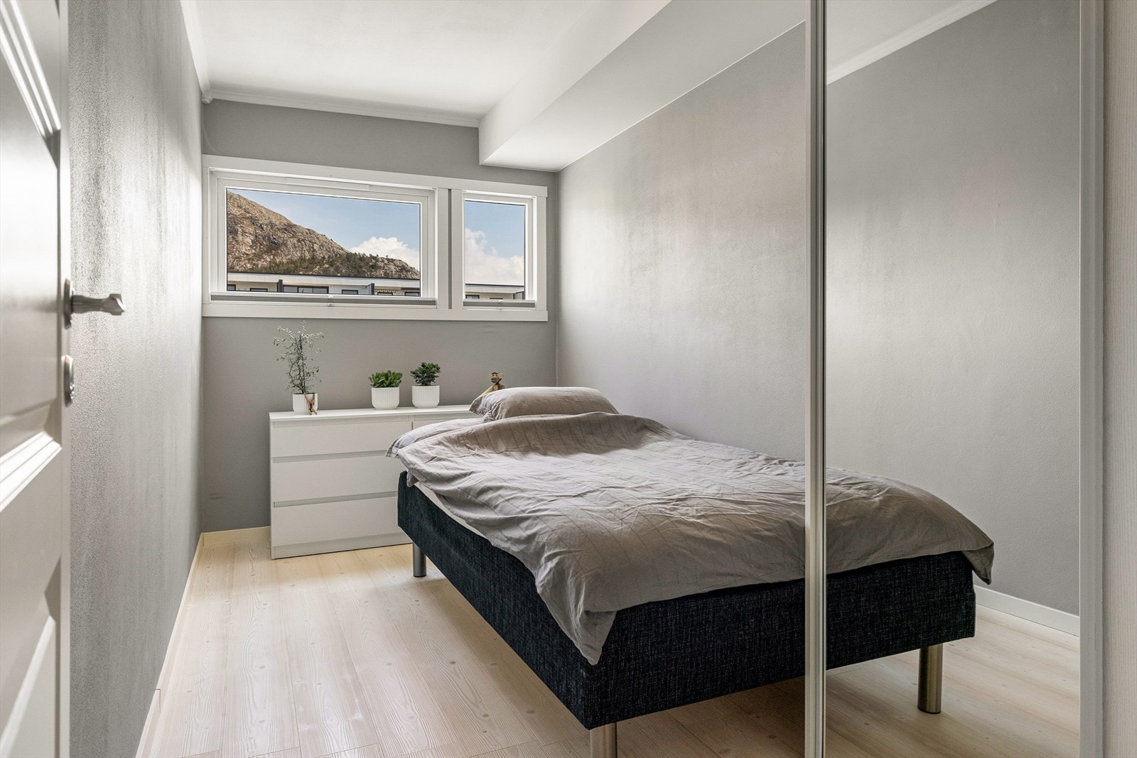 Soverom 2 er lyst og luftig med plass til stor seng og nattbord. Galleribilde