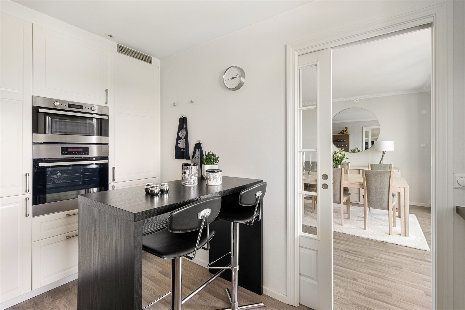 Kjøkkenet har en praktisk beliggenhet like innenfor stuen. Galleribilde