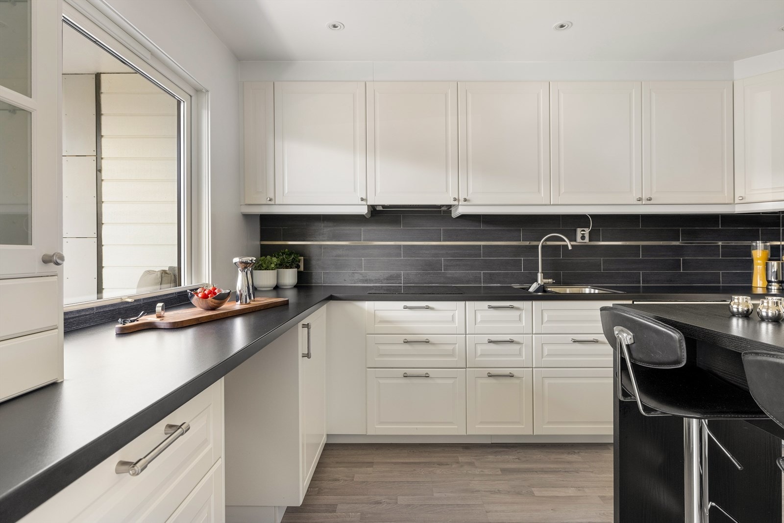 Integrerte hvitevarer er induksjonsplatetopp, stekeovn, mikrobølgeovn, oppvaskamaskin, kjøl - og frys. Galleribilde