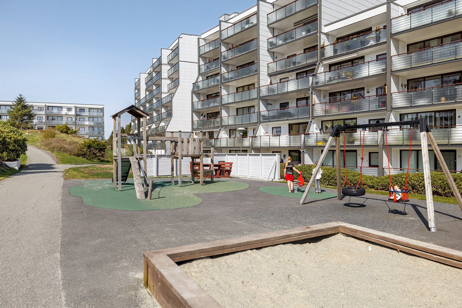 Flott lekeplass like ved leiligheten! Galleribilde