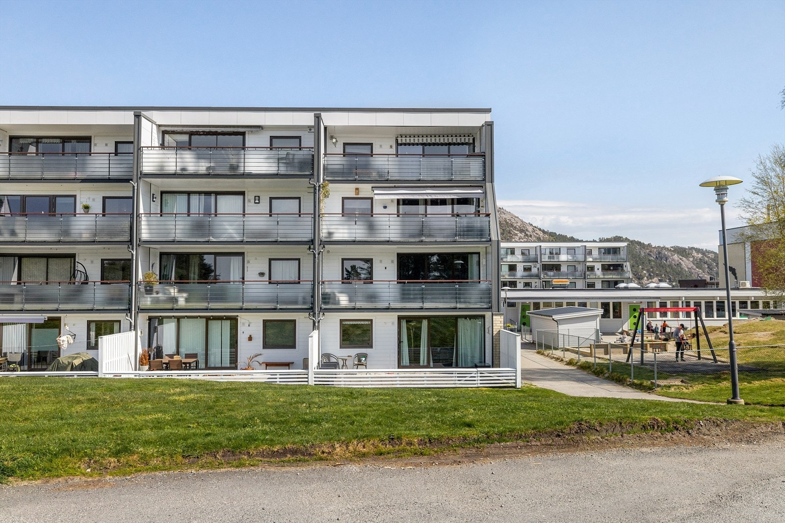 Her bor du i rolige omgivelser med kort gangavstand til bl.a skoler, barnehager, dagligvare og busstopp. Galleribilde