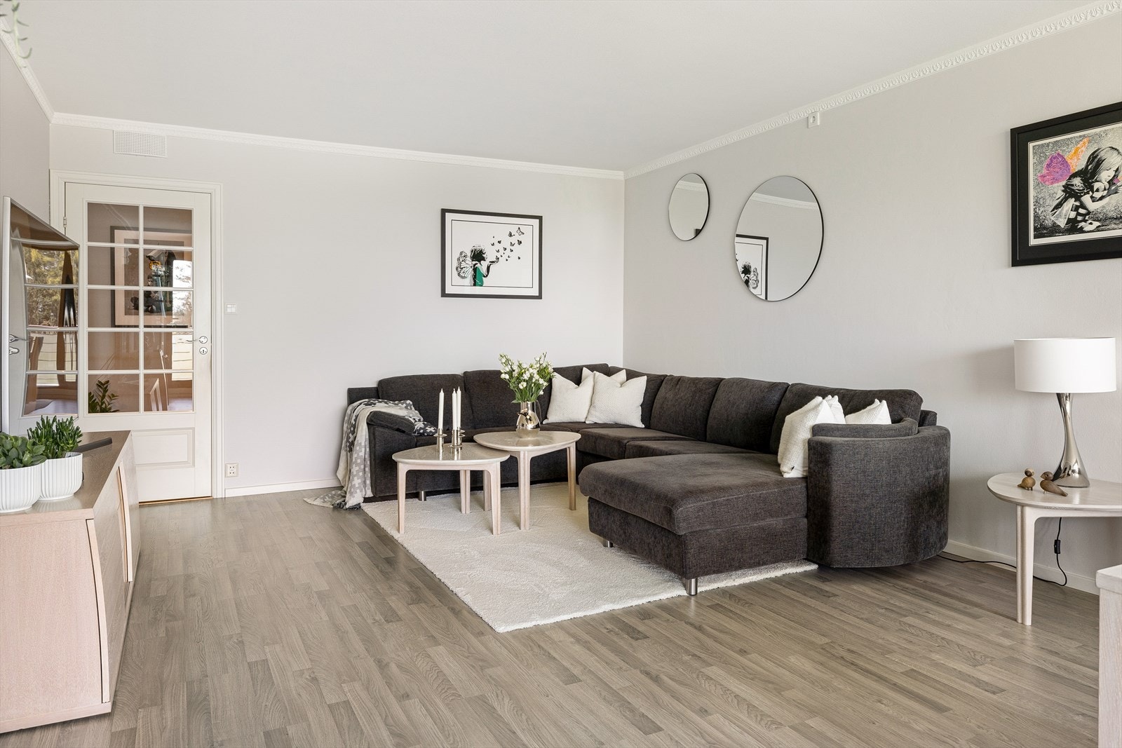 Leilighetens stue er stor og åpen noe som gir en god luftighet og flyt i rommet. Galleribilde