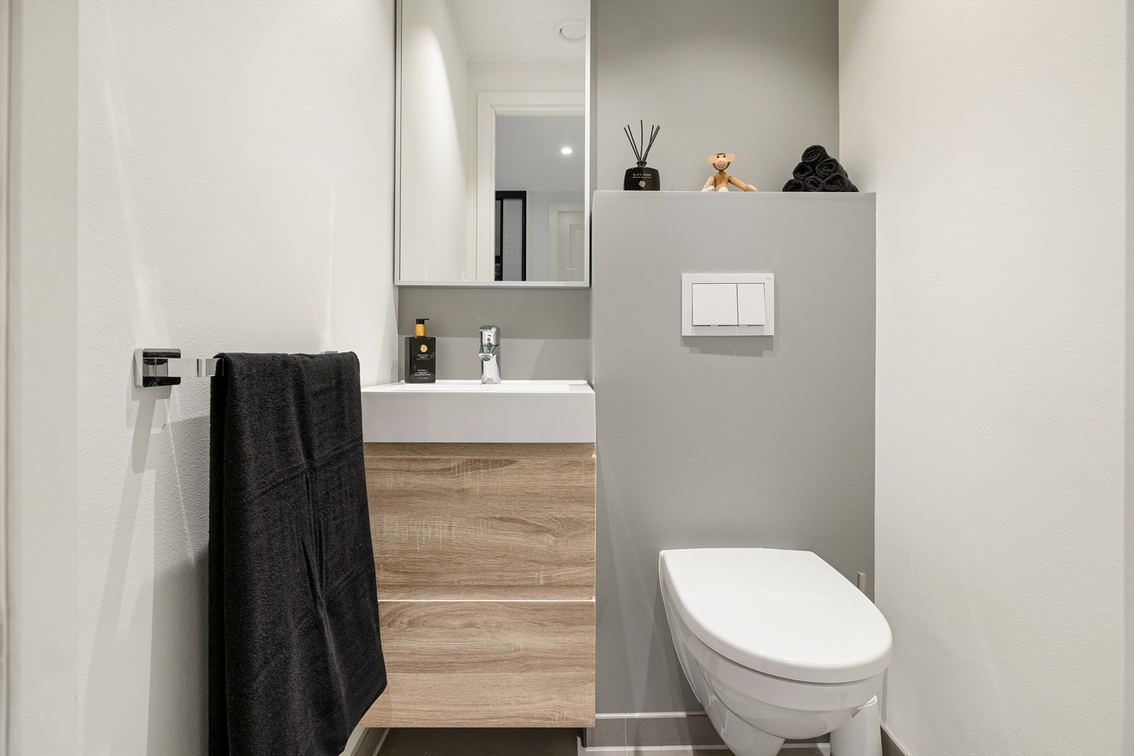 I entrèen ligger et flott toalettrom utstyrt med vegghengt toalett og servant i møblement. Galleribilde