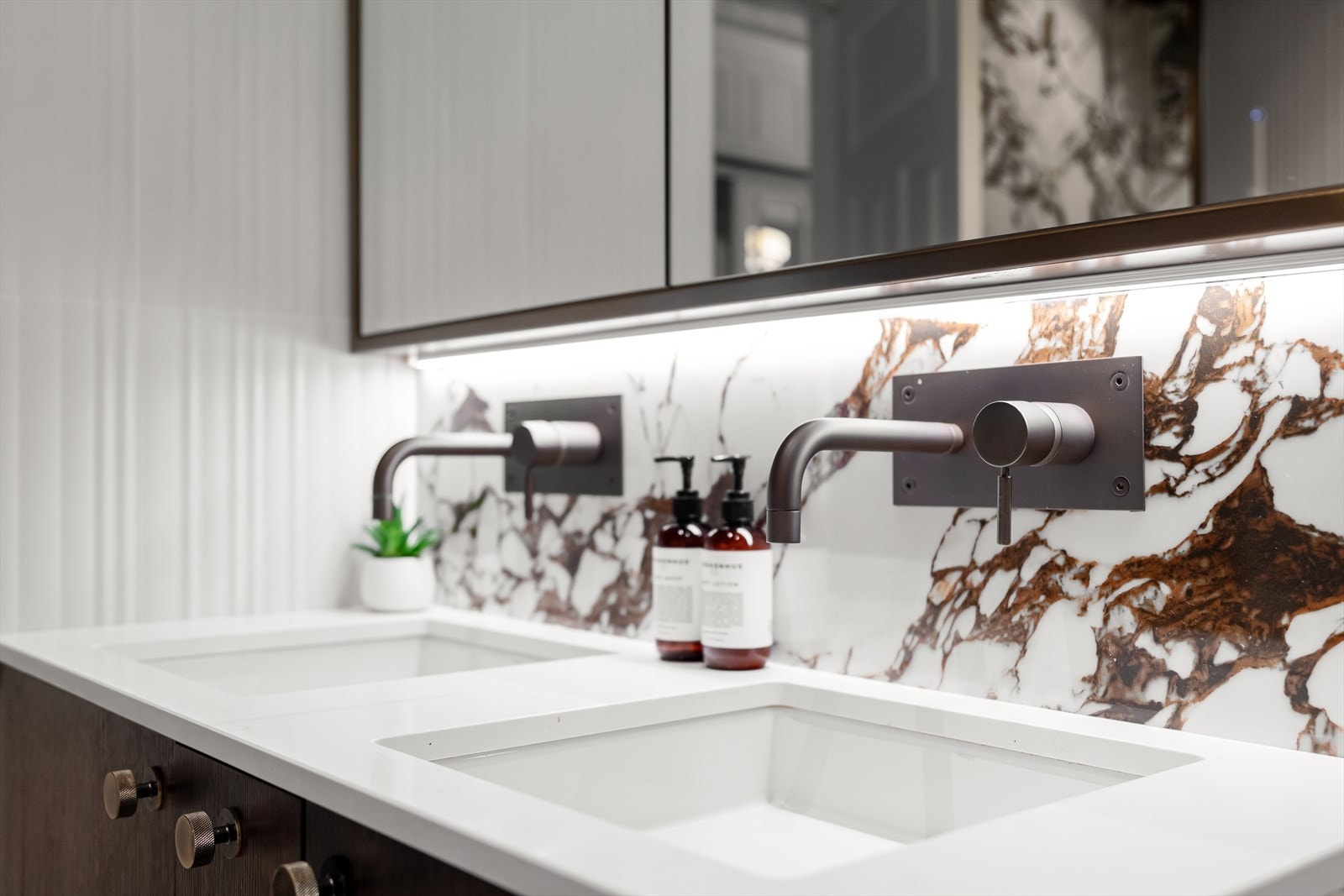 Lekkert baderomsmøbel med dobbelservant og speilskap laget av Brubakken Home. Galleribilde