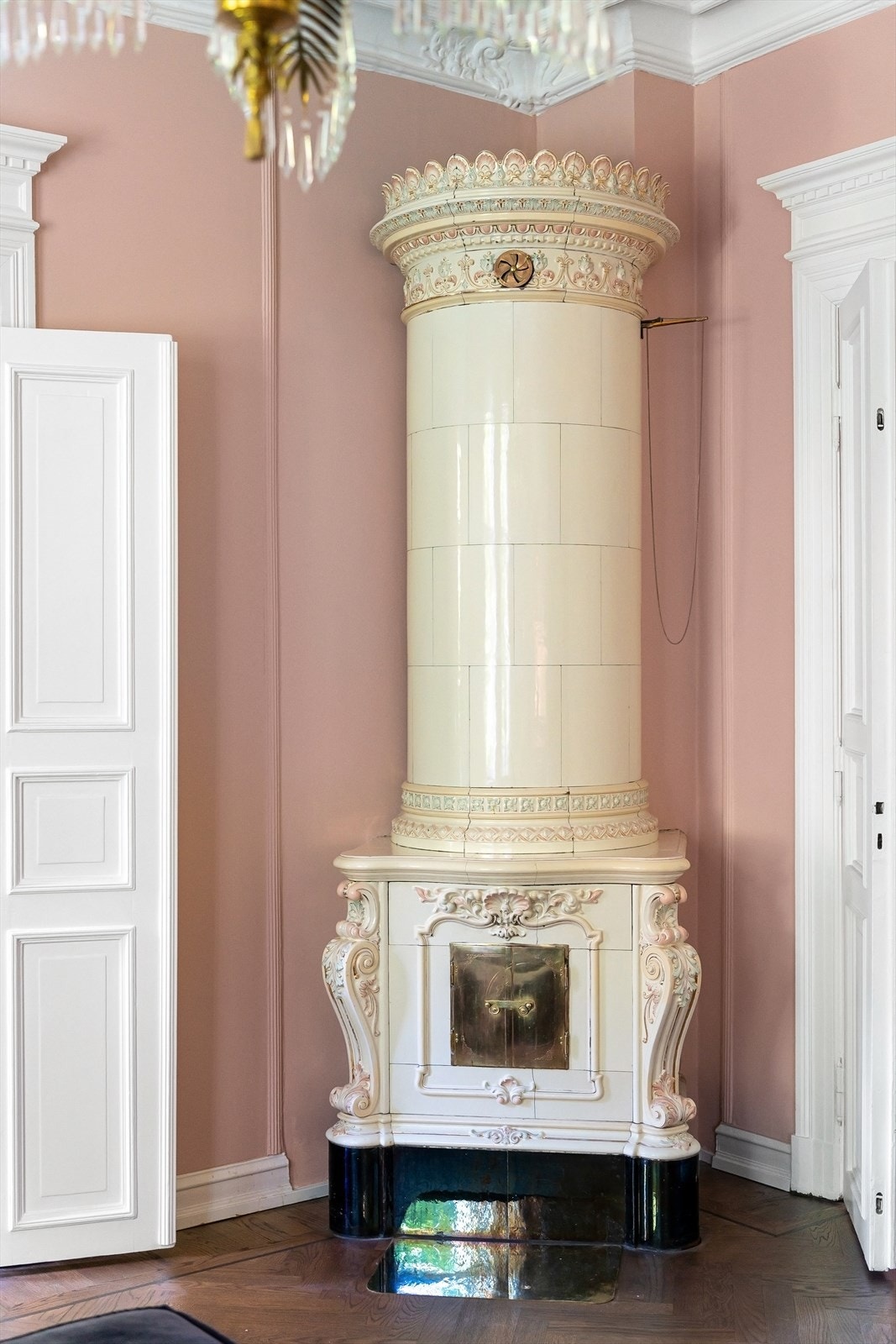 Fargevalget i denne stuen er inspirert av fargene på kakkelovnen. Galleribilde