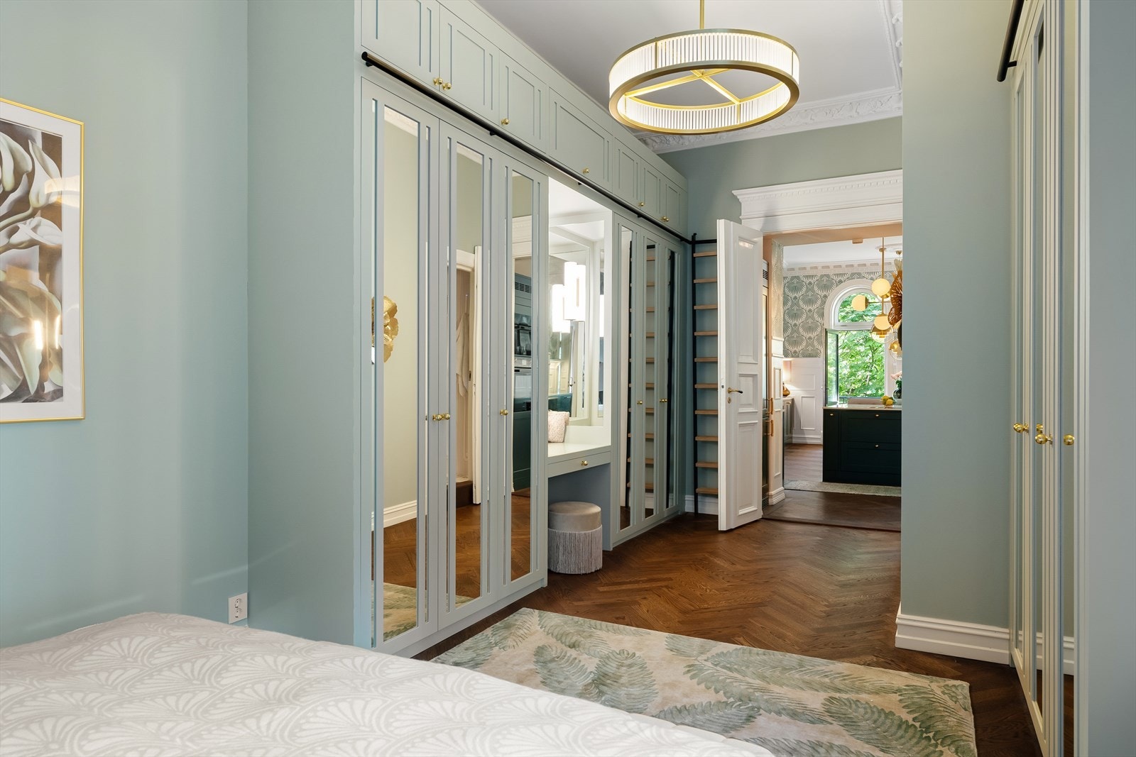 Garderobeskap, kommoder, sittebenk og nattbord er alle tegnet spesielt for rommet og produsert og montert av Brubakken Home. Galleribilde