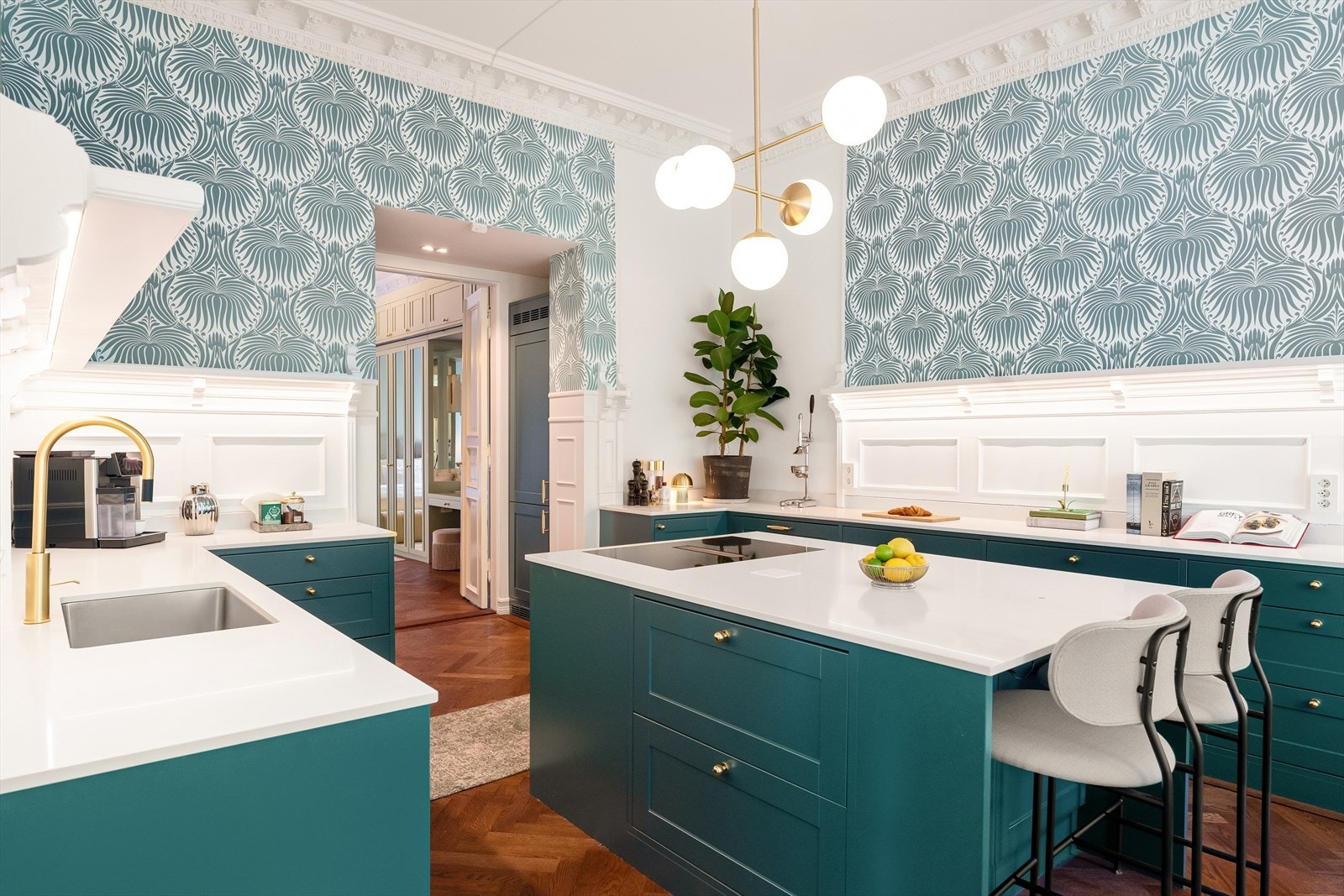 Kompositt benkeplate fra Sigvartsen Steinindustri med eget felt for trådløslading. Galleribilde