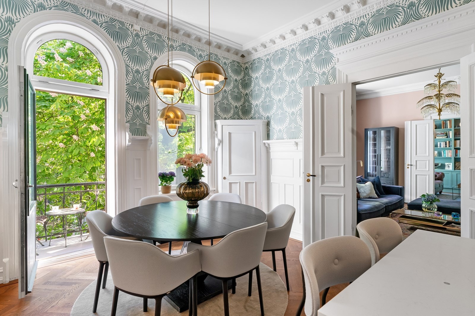 En svært gjennomført og klassisk designleilighet omfattende pusset opp i samarbeid med ESKE interiør og design. Galleribilde