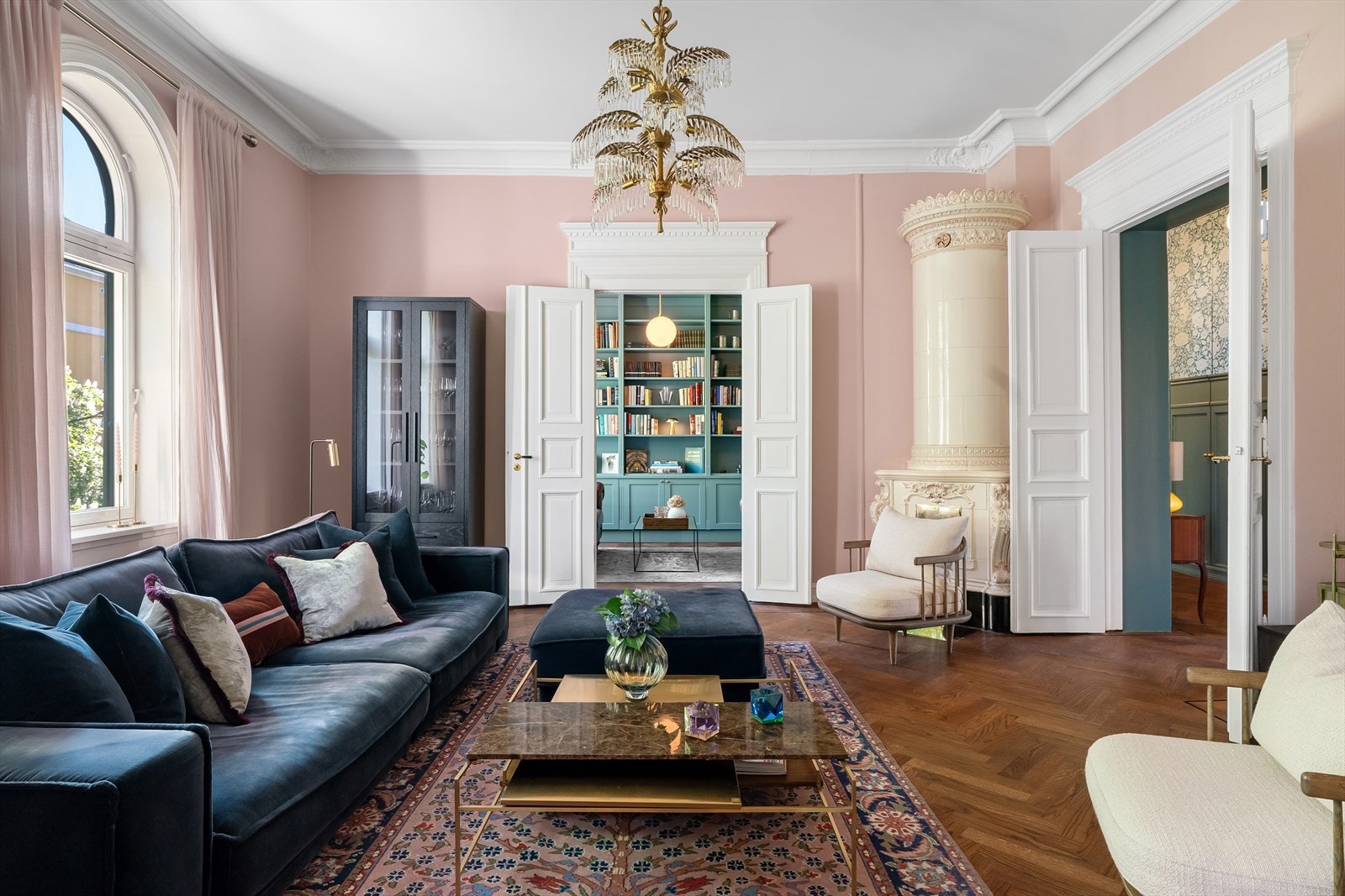 Det er fokusert på å bevare originale detaljer som fløydører, kakkelovn, rosett og stukkatur. Galleribilde