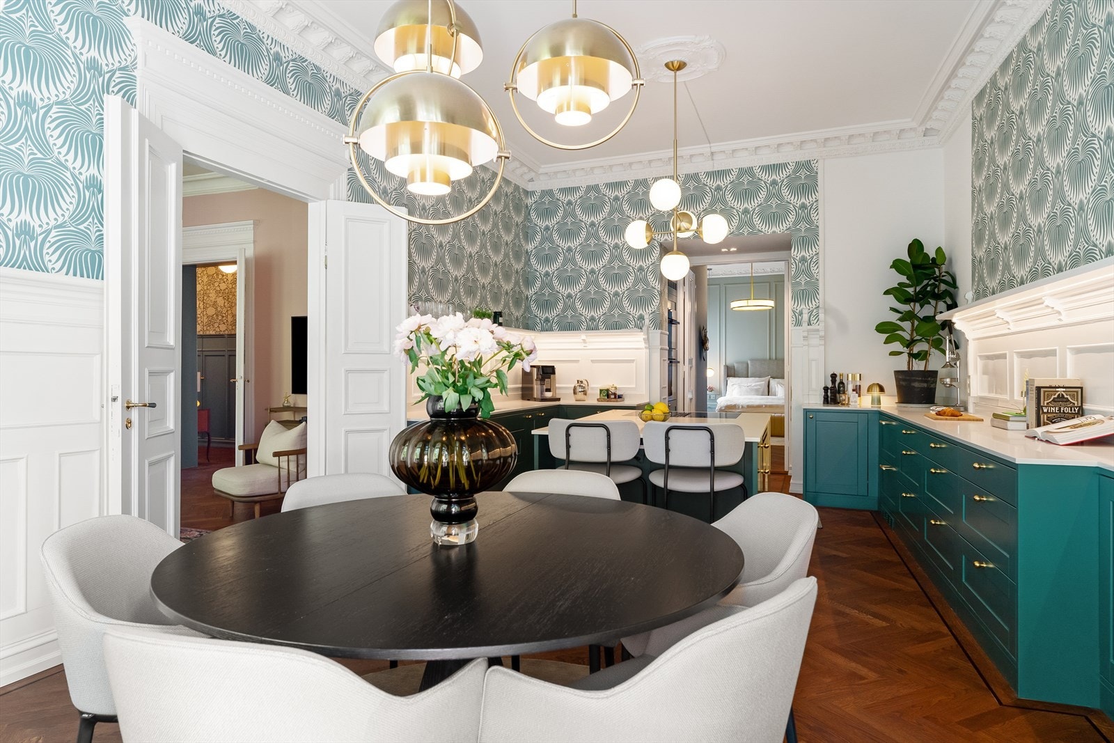 Stort spisekjøkken med lekker kjøkkeninnredning fra Huseby. Galleribilde