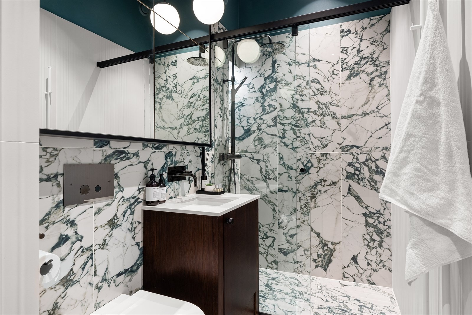 Bad 2 med dusjnisje, vegghengt toalett og baderomsmøbel og speilskap fra Brubakken Home. Galleribilde