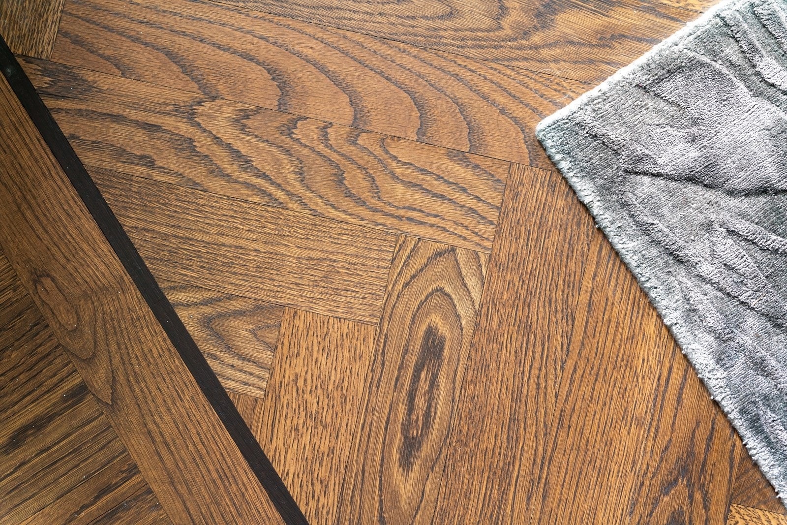 Utstrakt bruk av snekkerbygde løsninger, utført med høyt detaljnivå og lekker innredning. Galleribilde