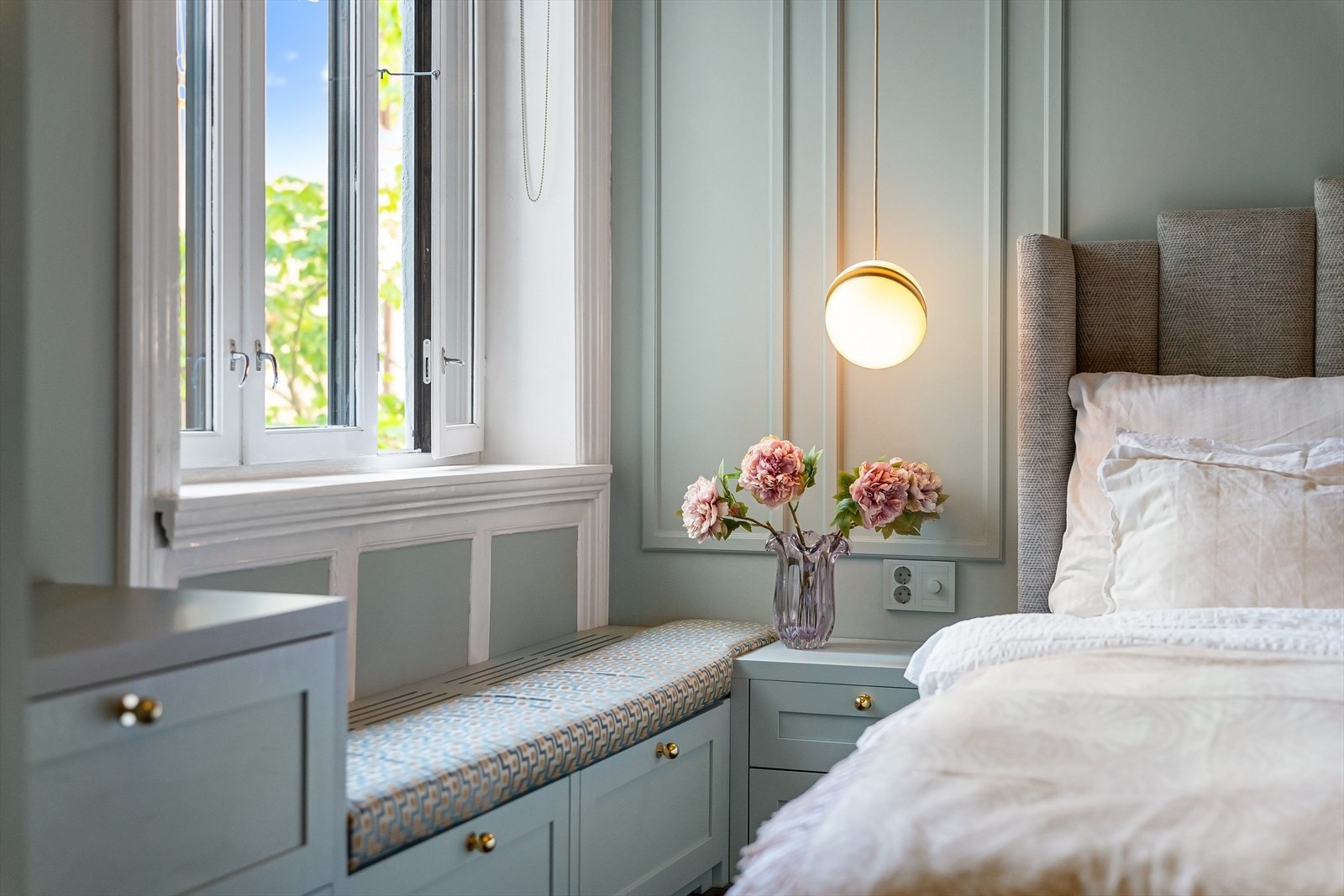 Legg merke til at lysbryterne og kontakter er lakkert i veggfargen i hovedsoverom og i entré/gang. Galleribilde