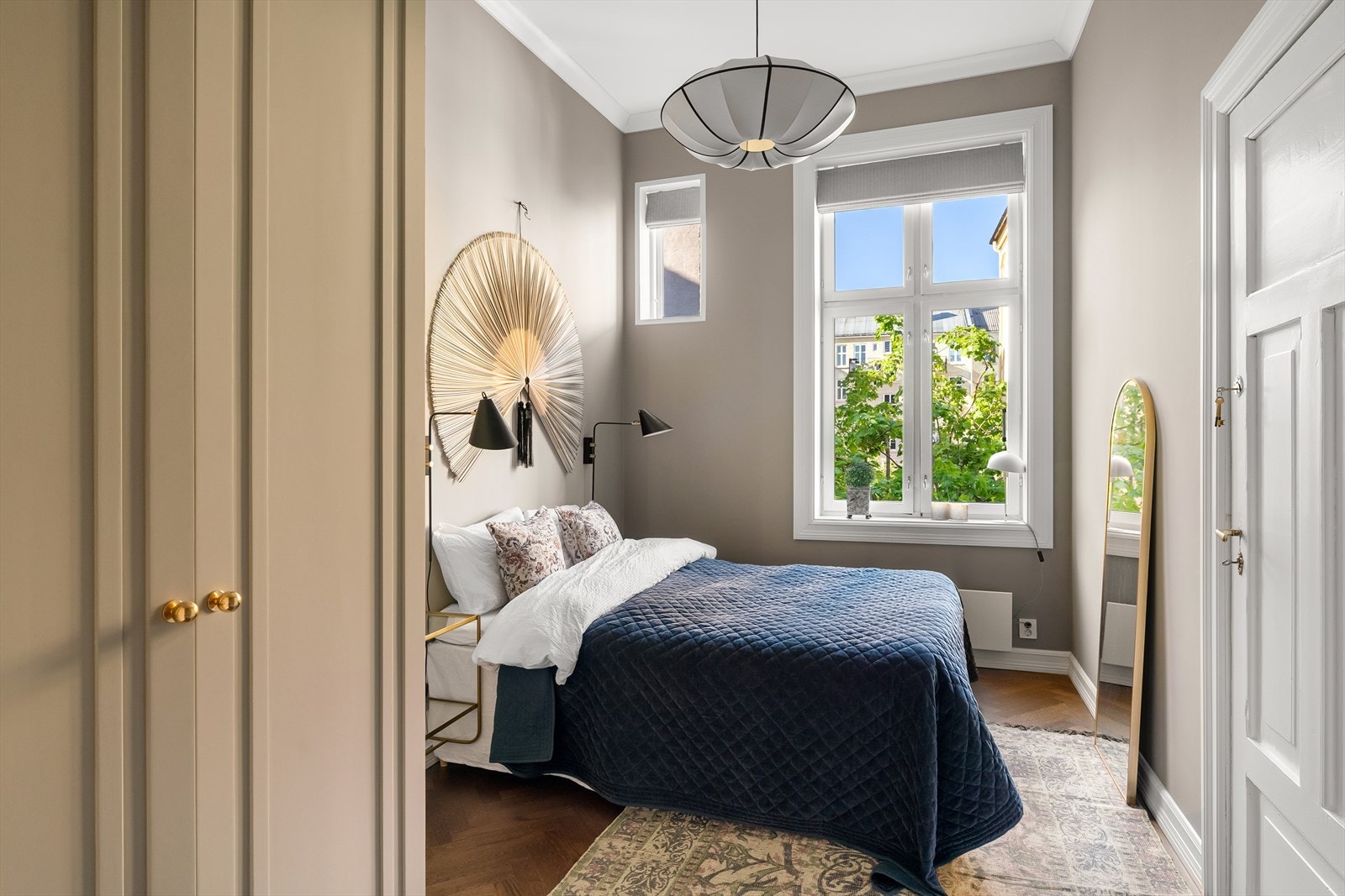 Romslig soverom 2 malt i fargen Pebble Stone fra Pure and Original. Galleribilde