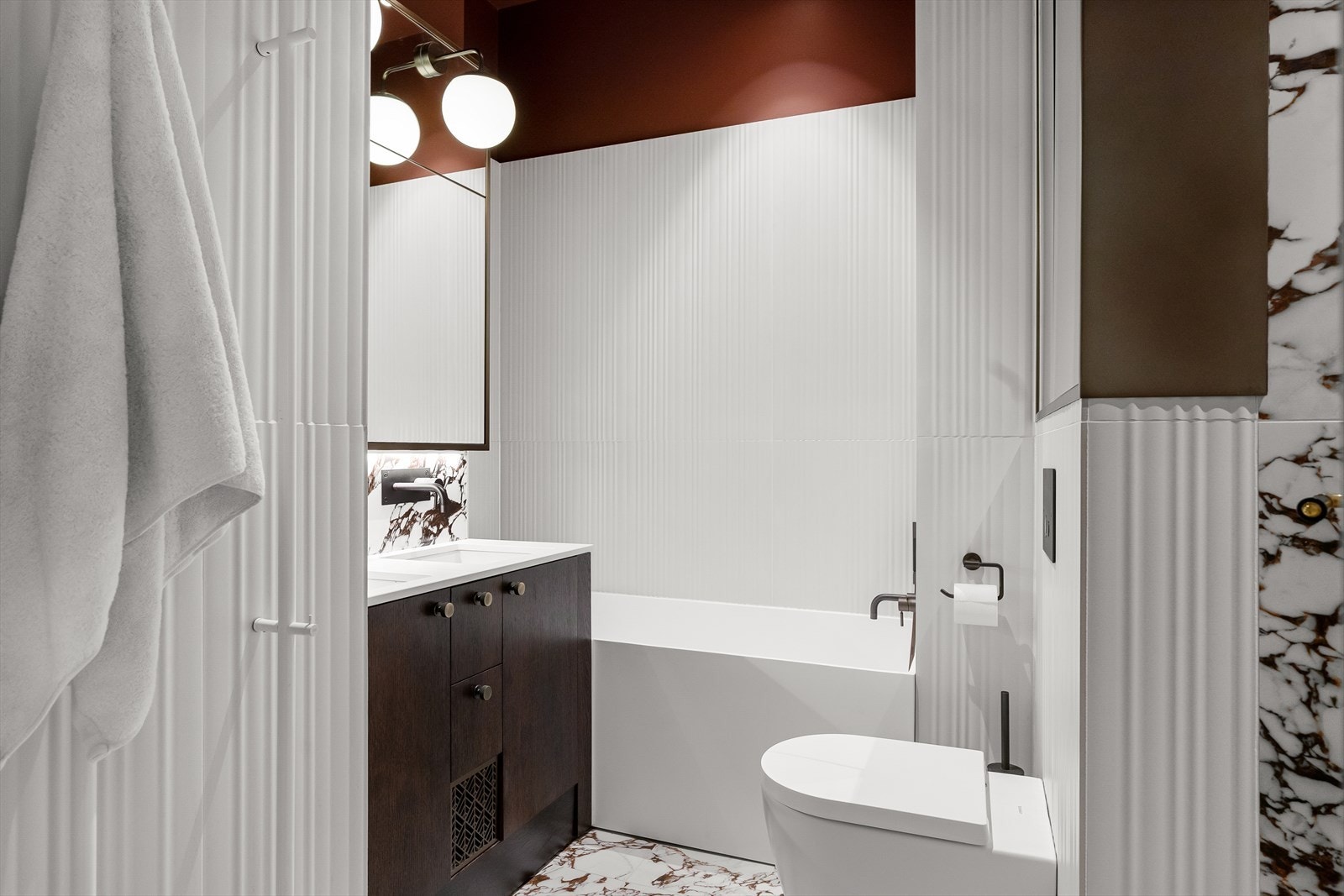 Bad en-suite med både badekar og dusjnisje. Galleribilde