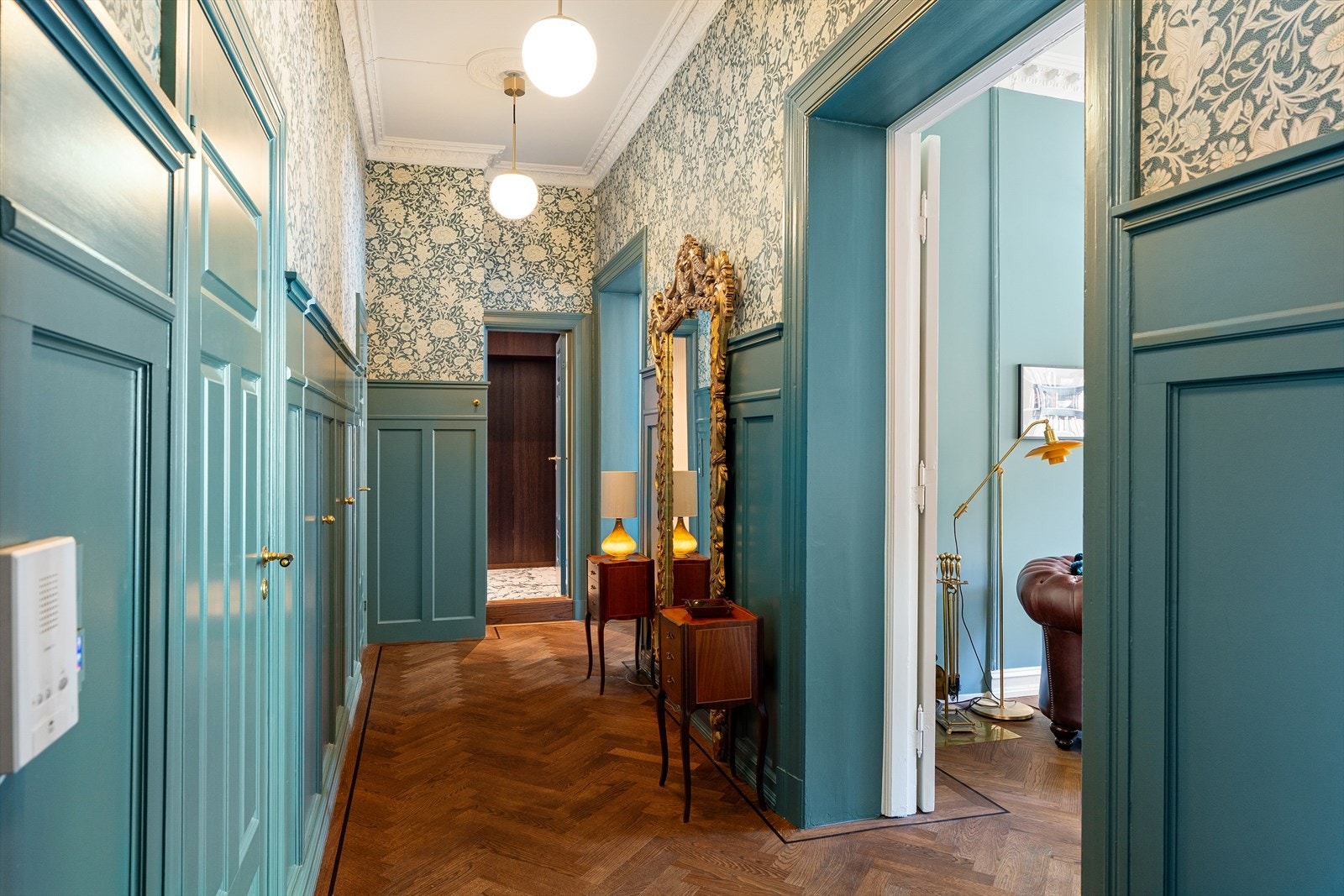 Entré med snekkerbygde og skjulte skap (i brystningen) og en vakker, dekorativ tapet med perlestruktur fra William Morris and Co. Galleribilde