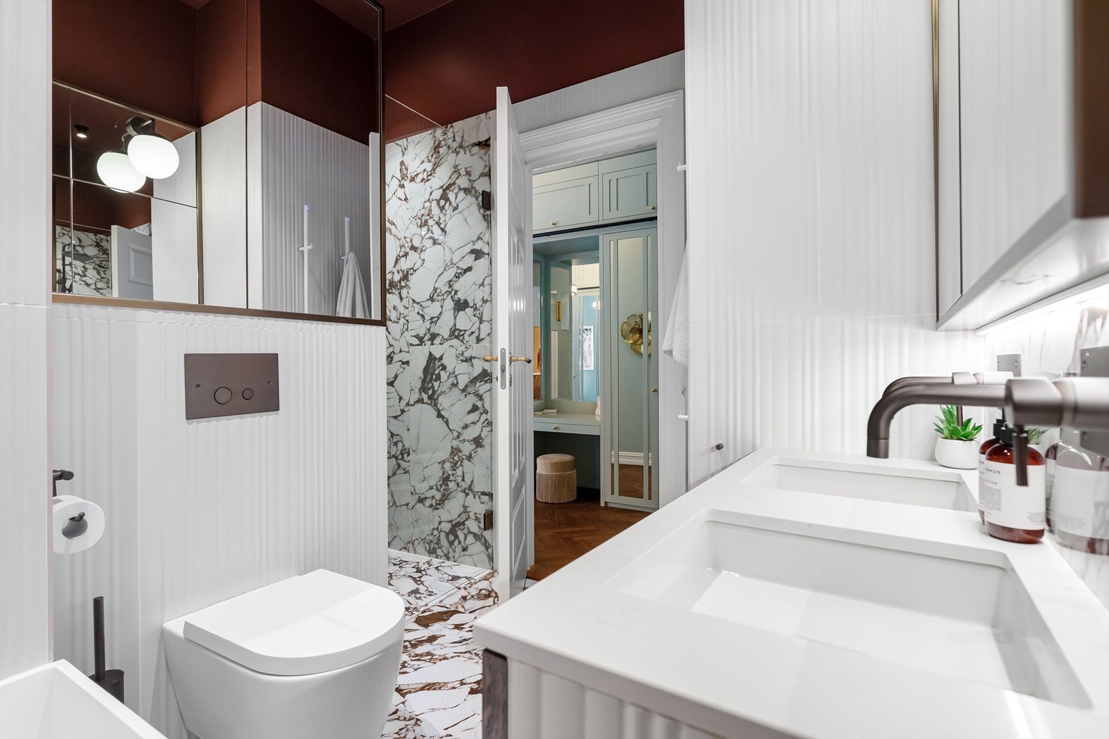 Vakker mønstret flis med marmoraktig mønster i en varm rødtone og en stram hvit flis med stripet relieff-mønster. Galleribilde