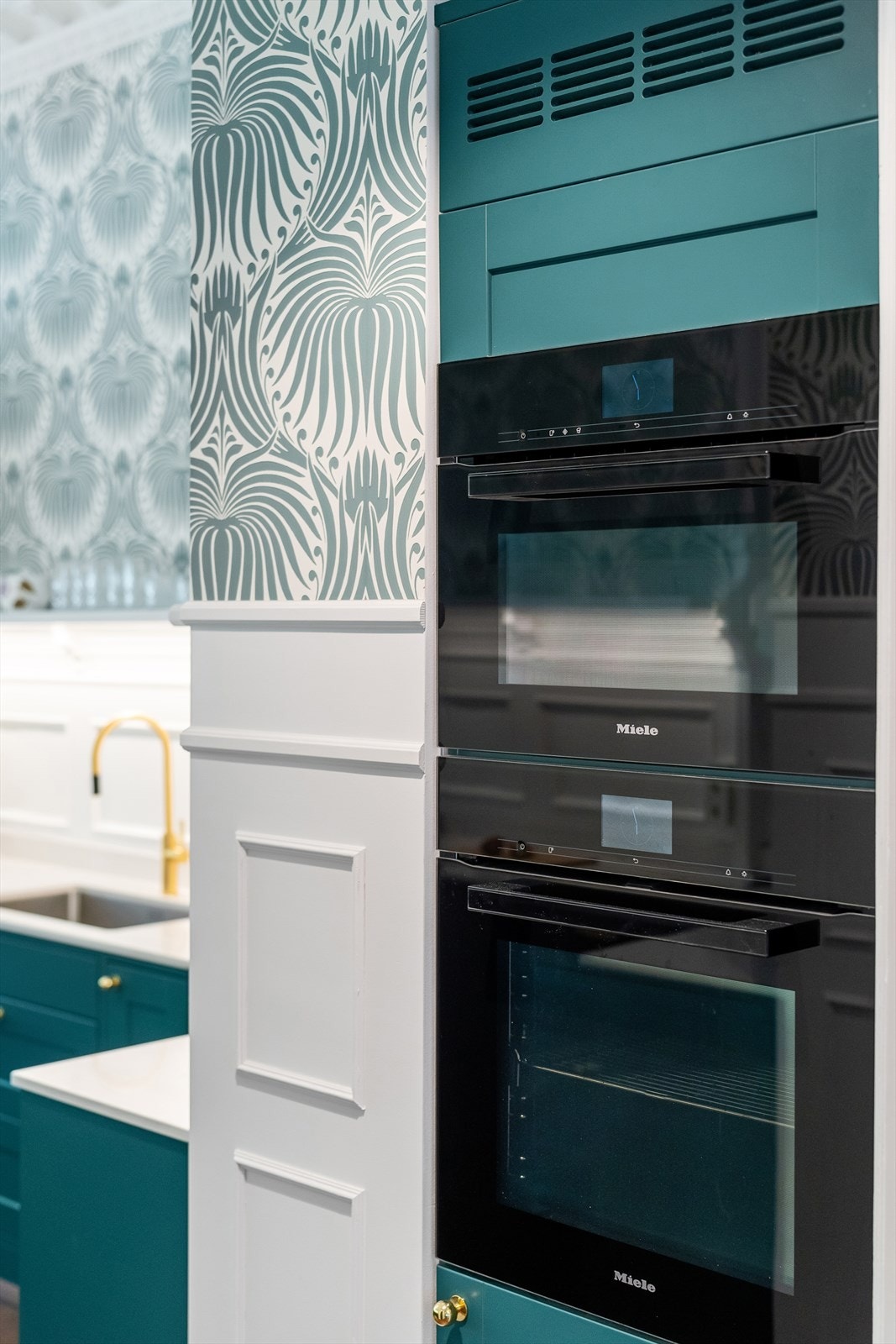 Integrerte hvitevarer som platetopp med kullfilterventilator, stekeovn, kombi stekeovn/micro, oppvaskmaskin, 2 soners vinskap og Norcool kjøleskuffer. Galleribilde