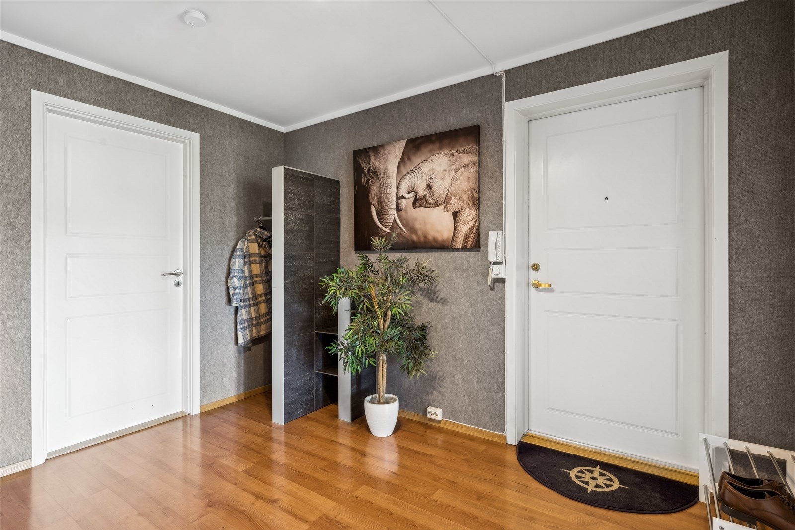 Leiligheten byr på en meget romslig gang! Galleribilde