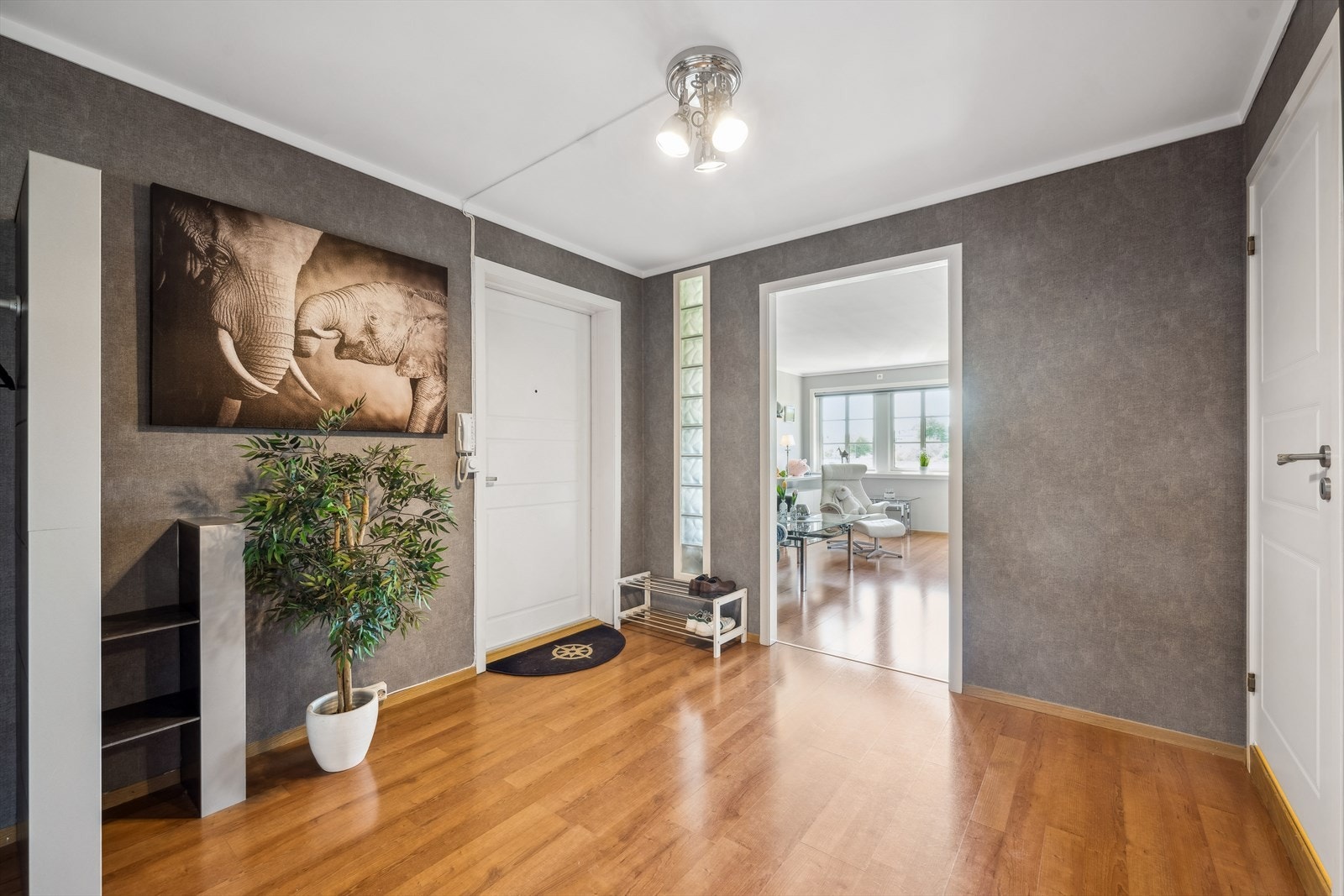 Herfra kommer man seg inn til stuen, badet og soverommene. Galleribilde