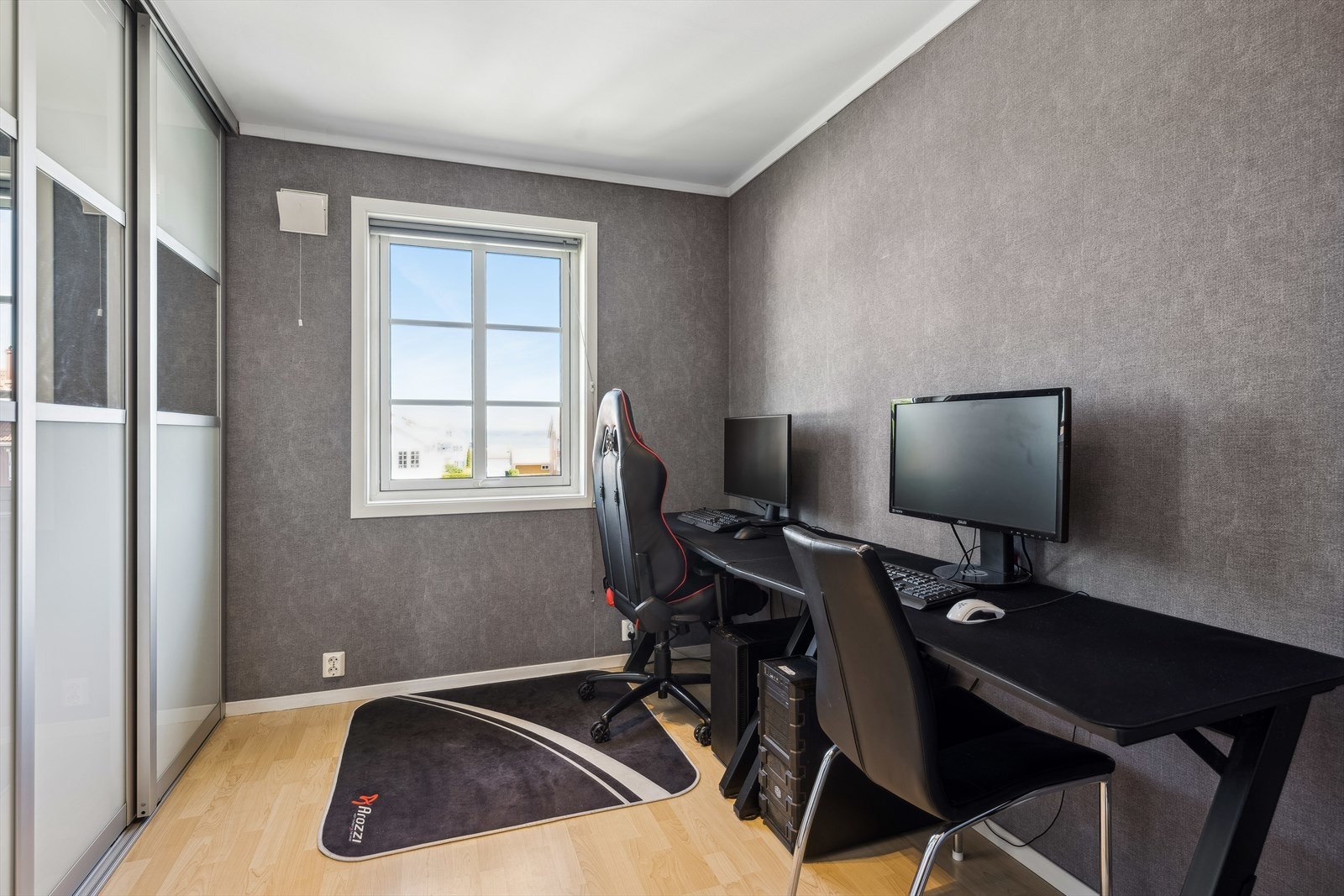 Leilighetens andre soverom fungerer i dag som hjemmekontor, men er mer en stort nok for barne/gjesterom, og også her har man lagringsmuligheter i skyvedørsgarderobe. Galleribilde