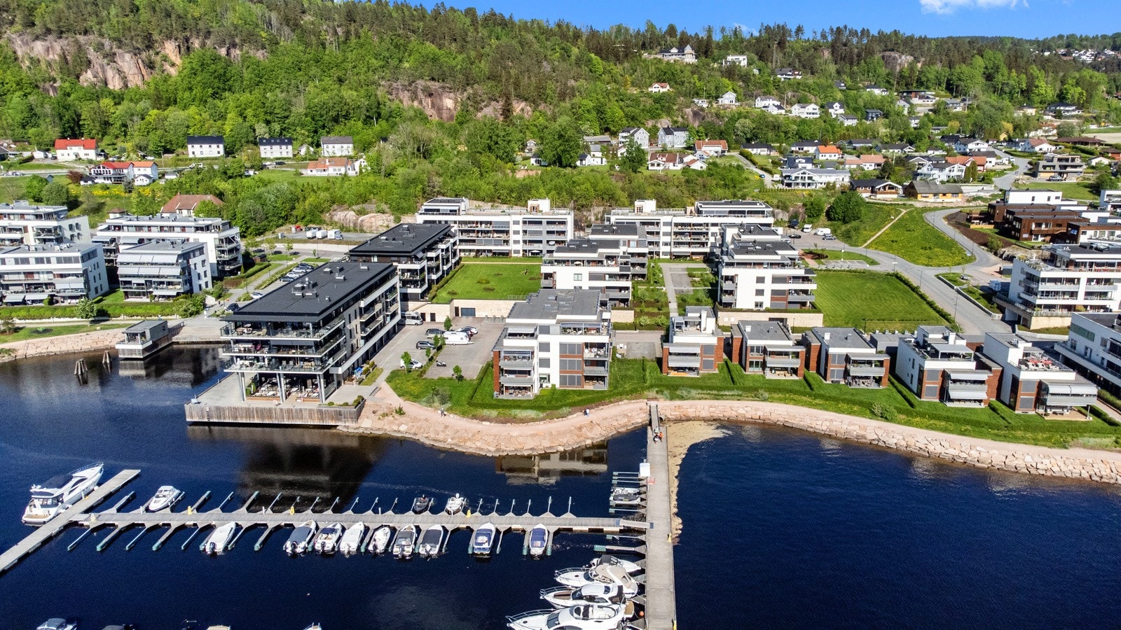 Engersand Havn - Med umiddelbar nærhet til fjorden, båthavn og restaurant. Galleribilde