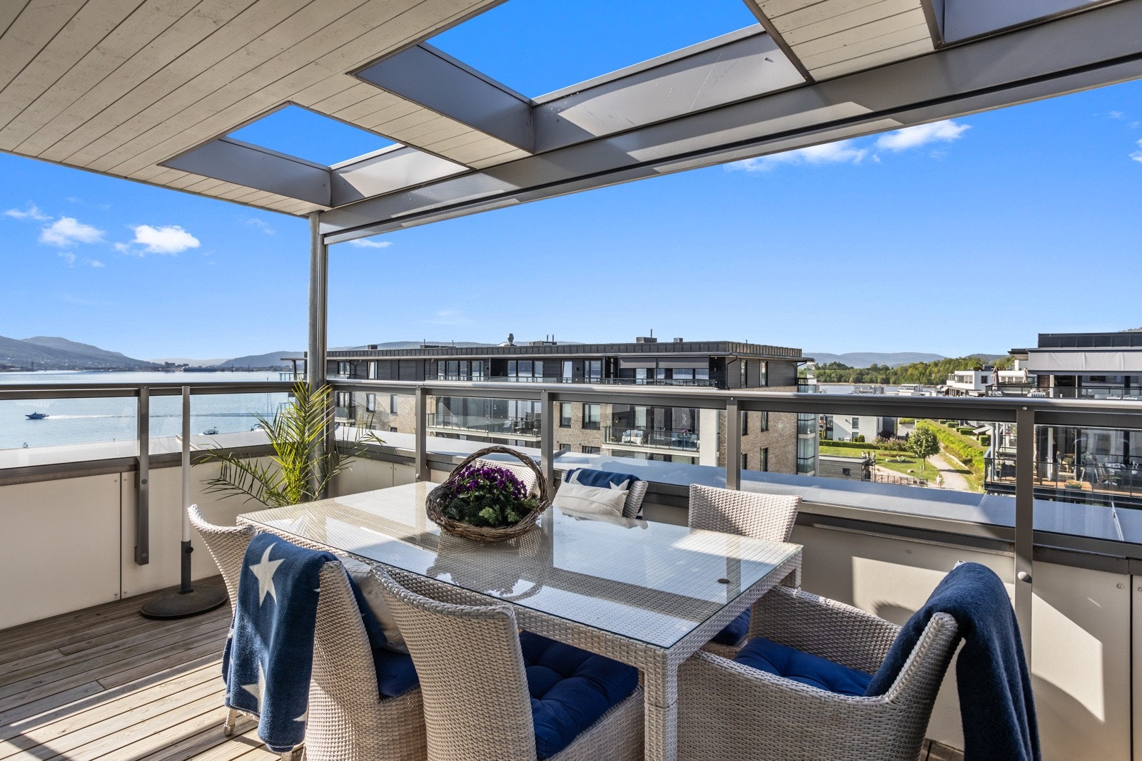 Stor og flott takterrasse som er delvis overbygget. Galleribilde
