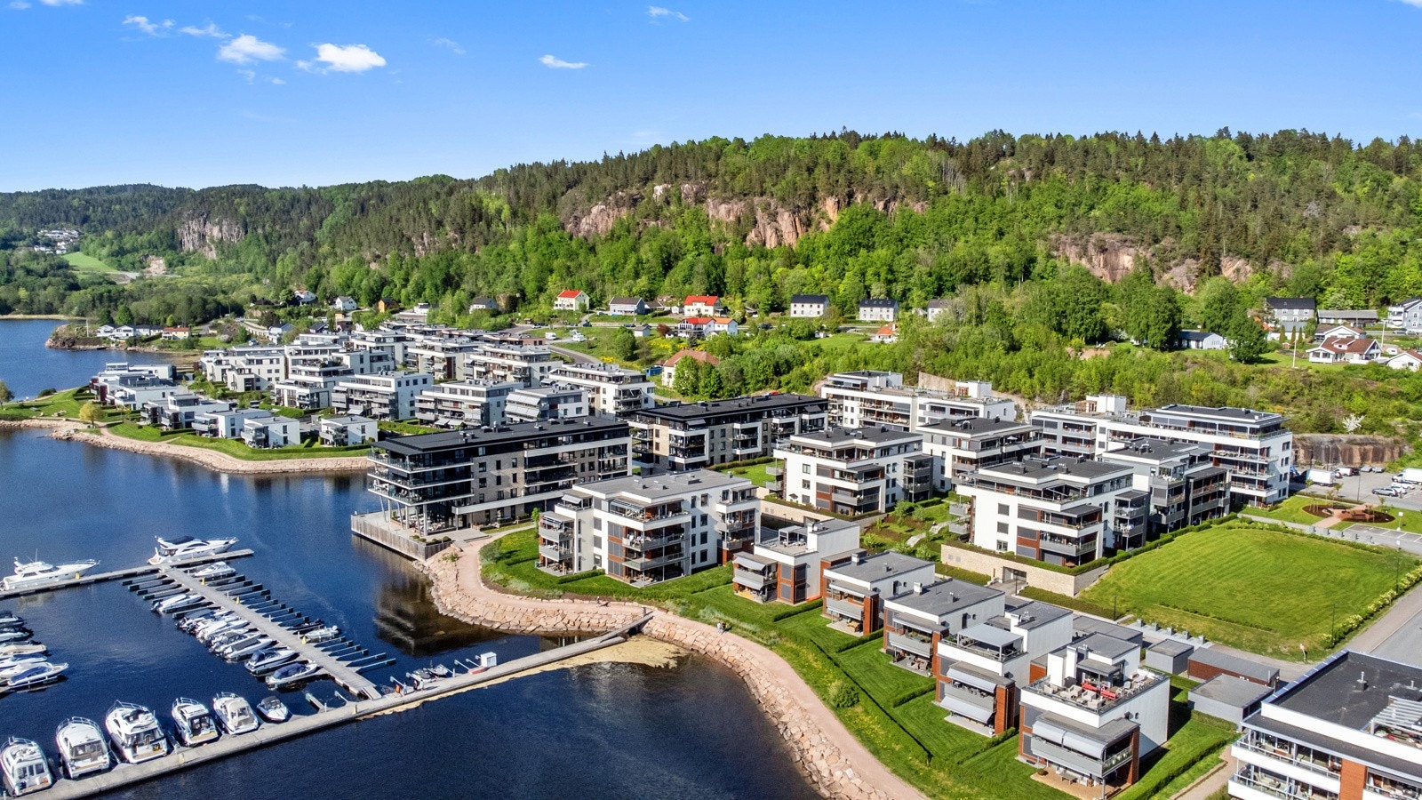 Engersand Havn - Med umiddelbar nærhet til fjorden, båthavn og restaurant. Galleribilde