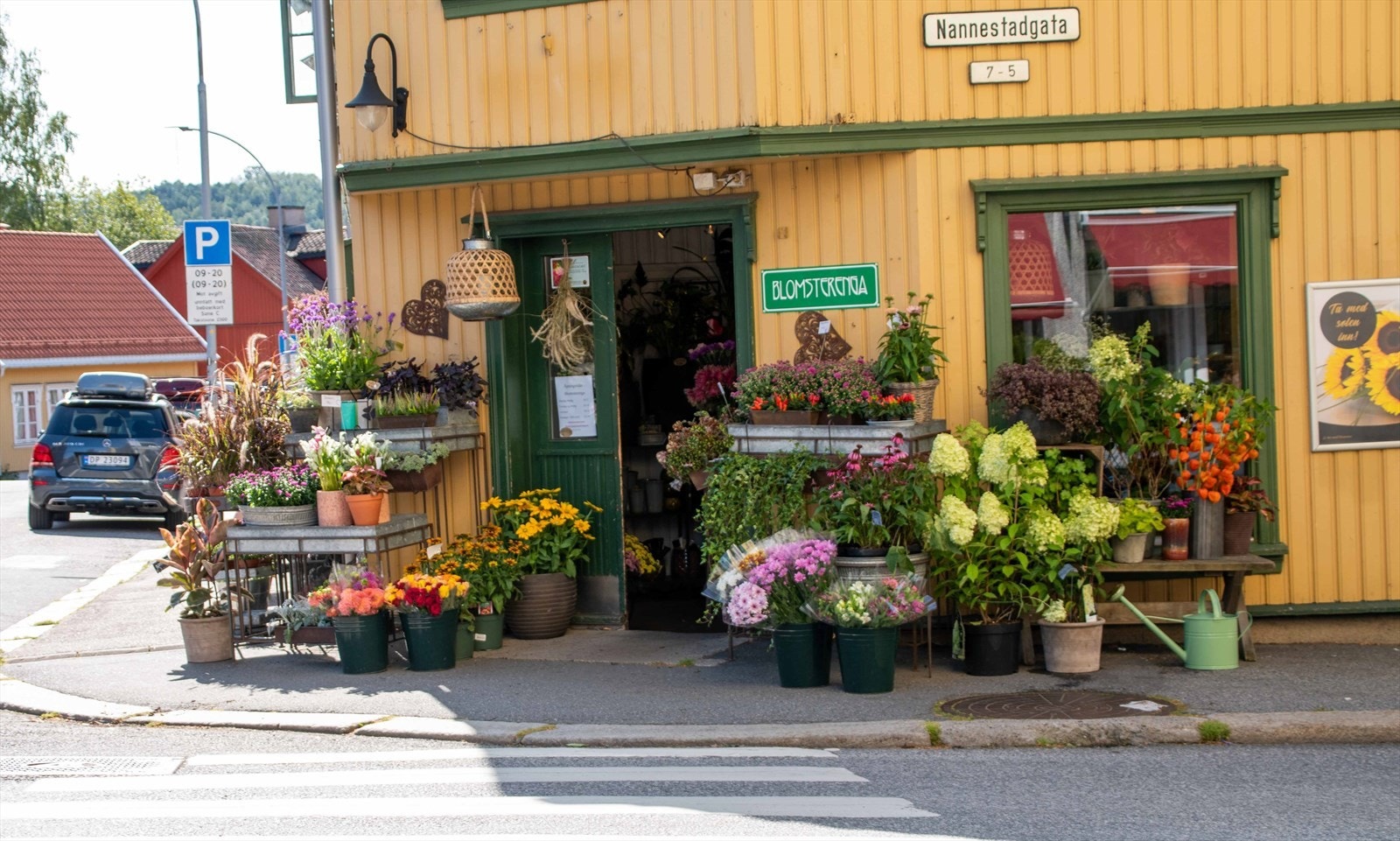 Som en av Kampens gamle institusjoner, finner du Blomsterenga. Blomsterbutikken har også søndagsåpent, og har et bredt utvalg av alt fra planter og potter til flotte buketter og dekorasjoner til alle anledninger. Galleribilde