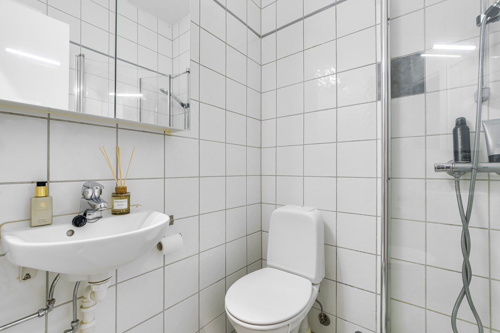 Lyst, flislagt bad med varme i gulvet. Galleribilde