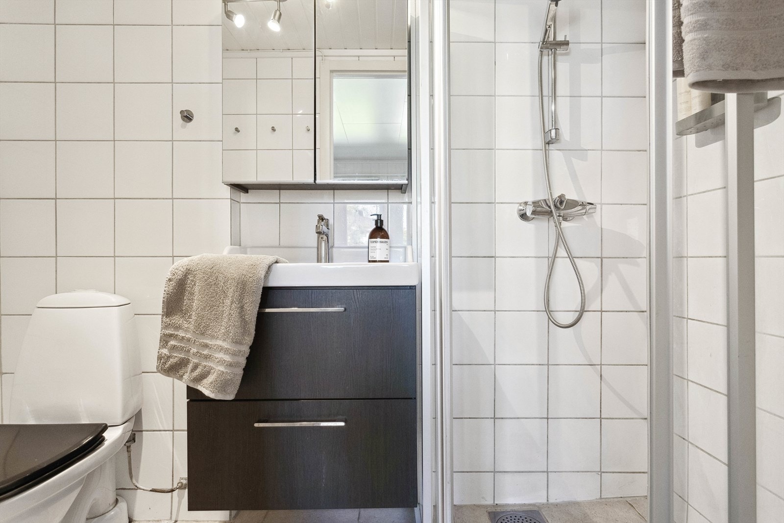 Praktisk bad med alle nødvendigheter for en god start på dagen. Galleribilde